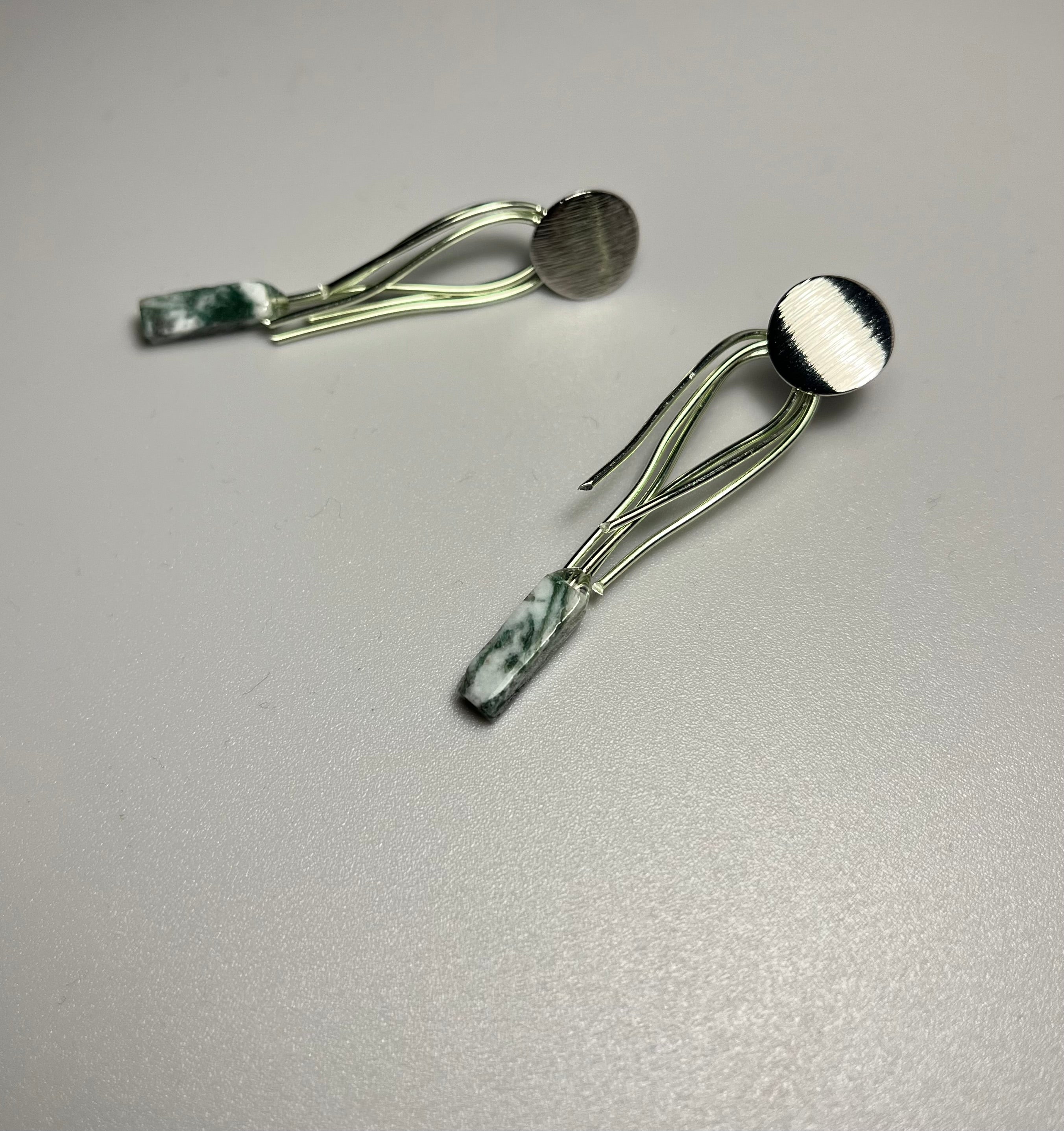 Нежно зелен