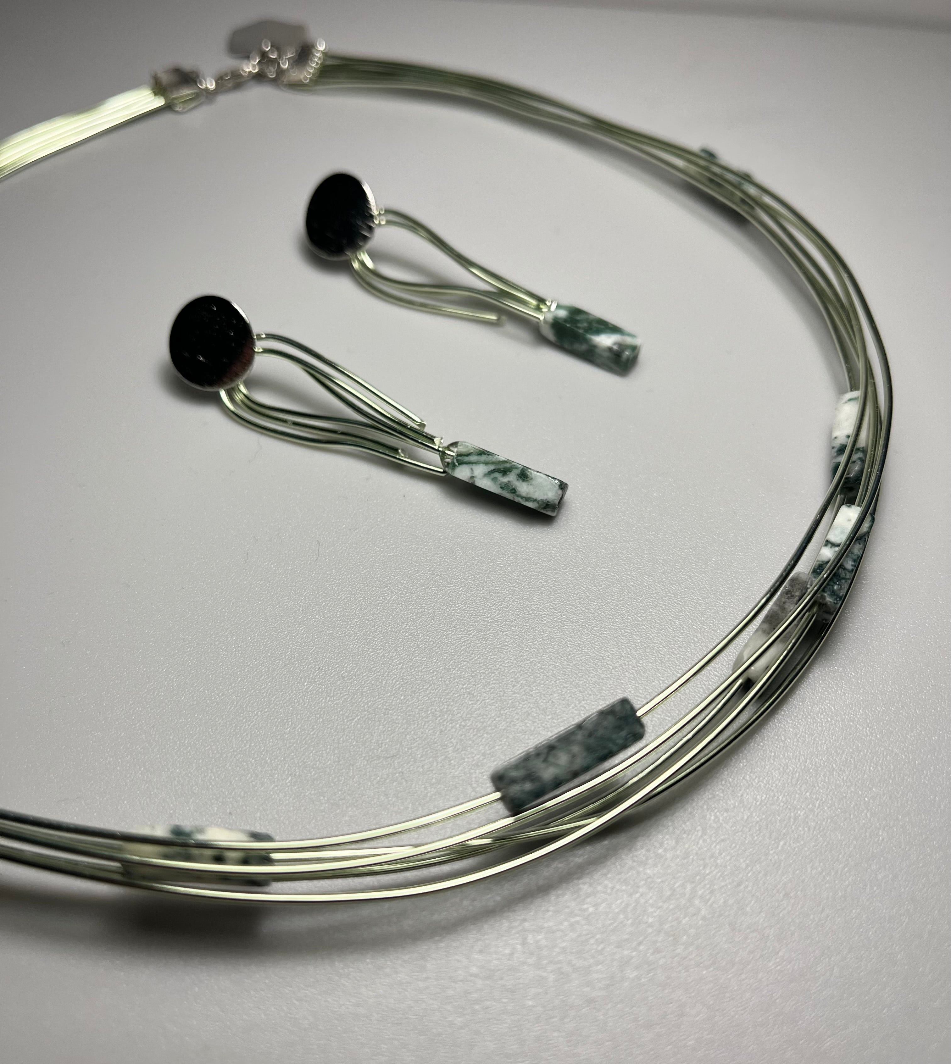 Нежно зелен