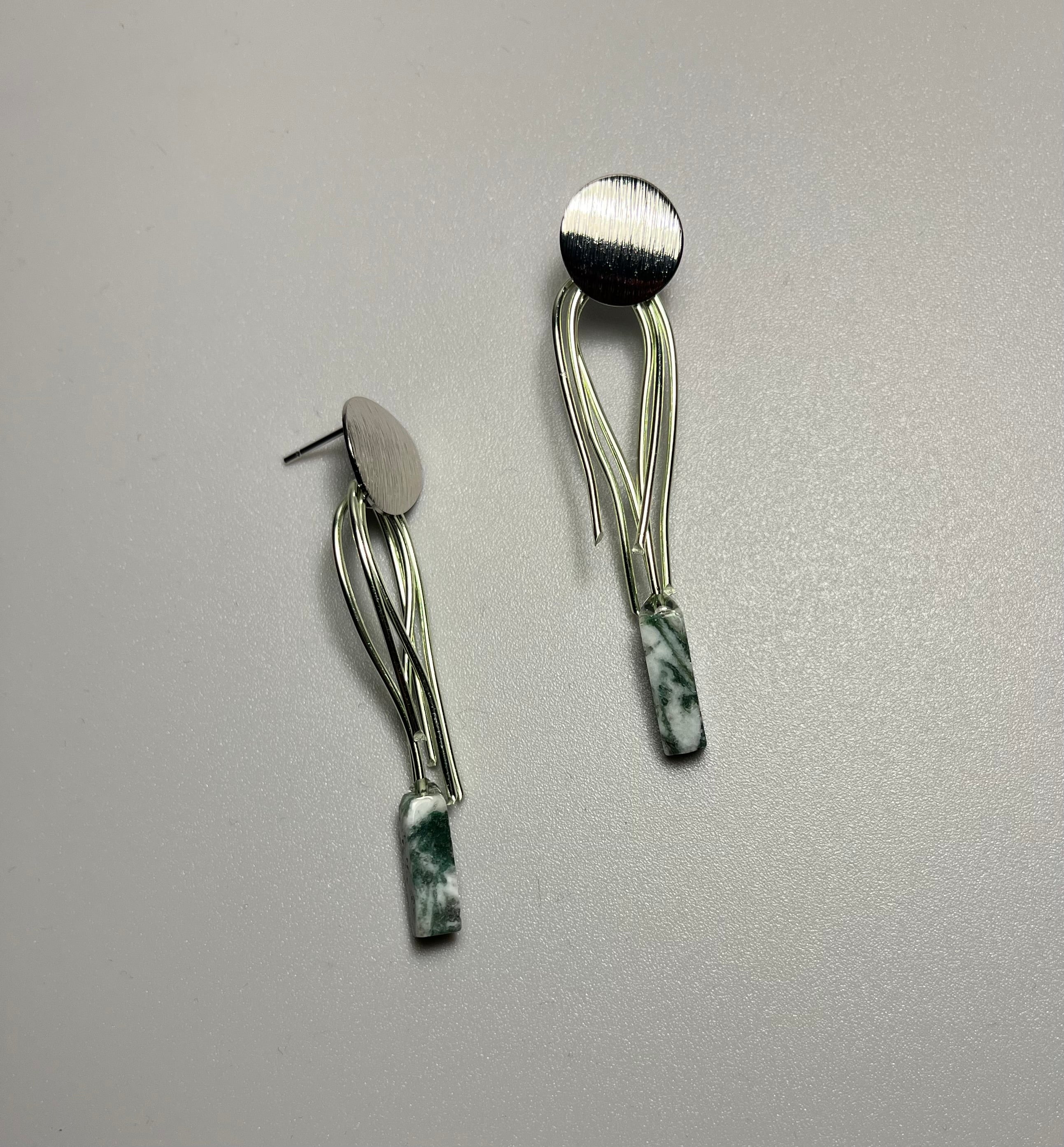 Нежно зелен