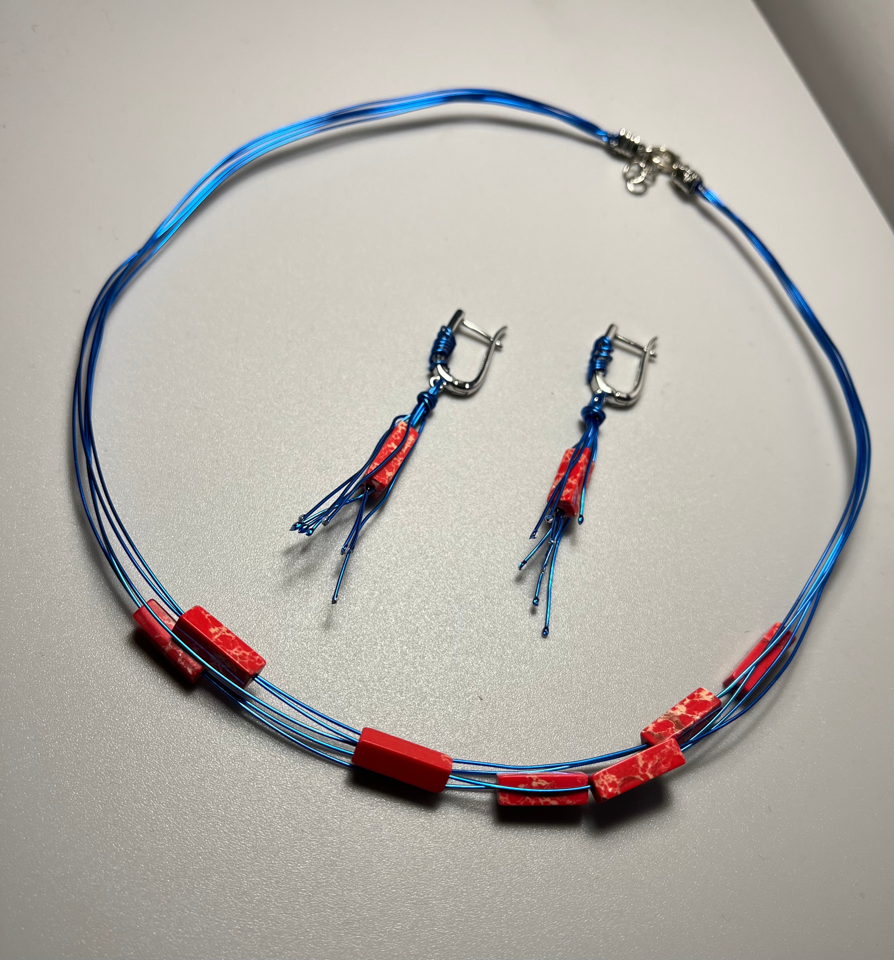 Червеното в синьо