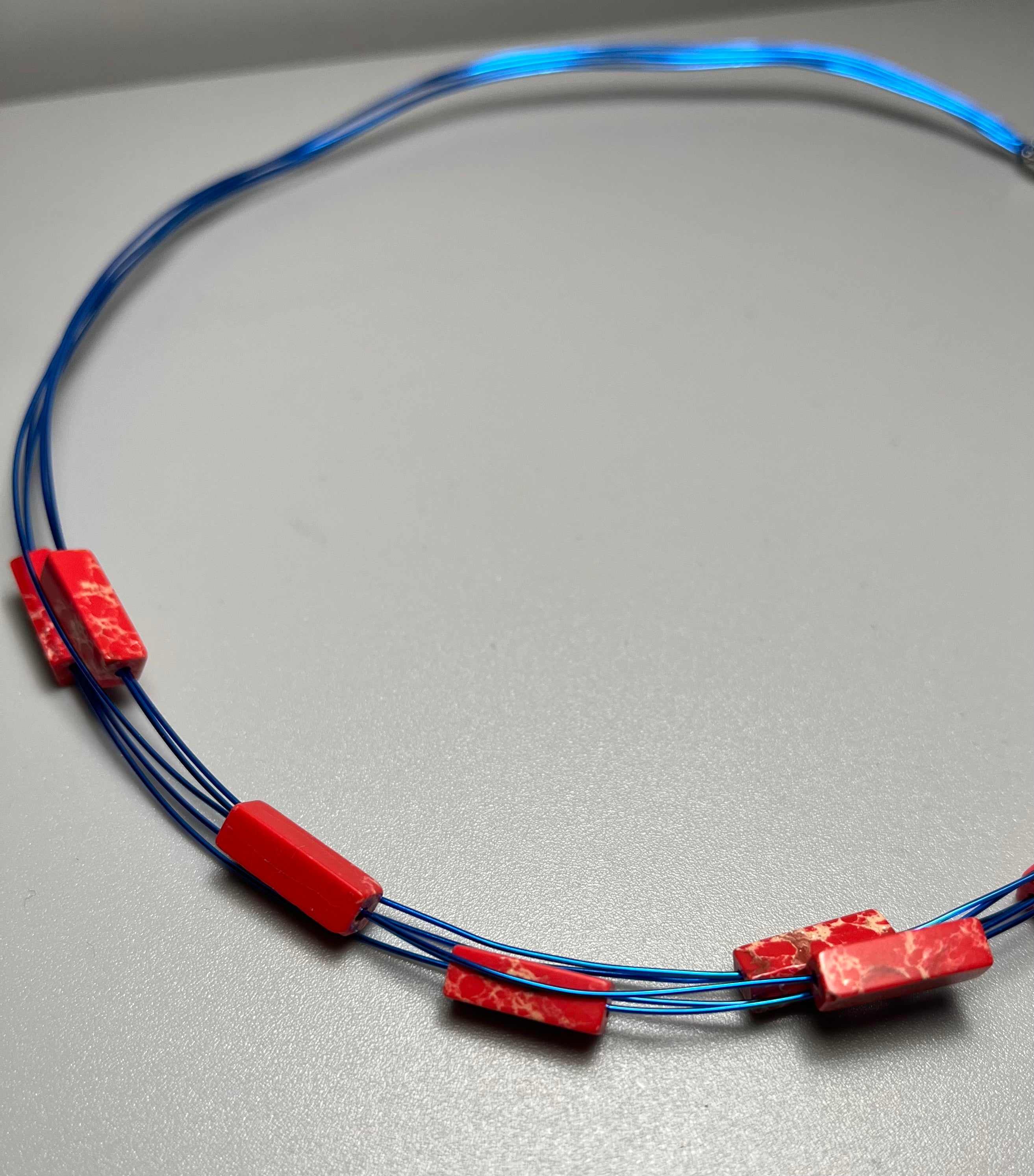 Червеното в синьо