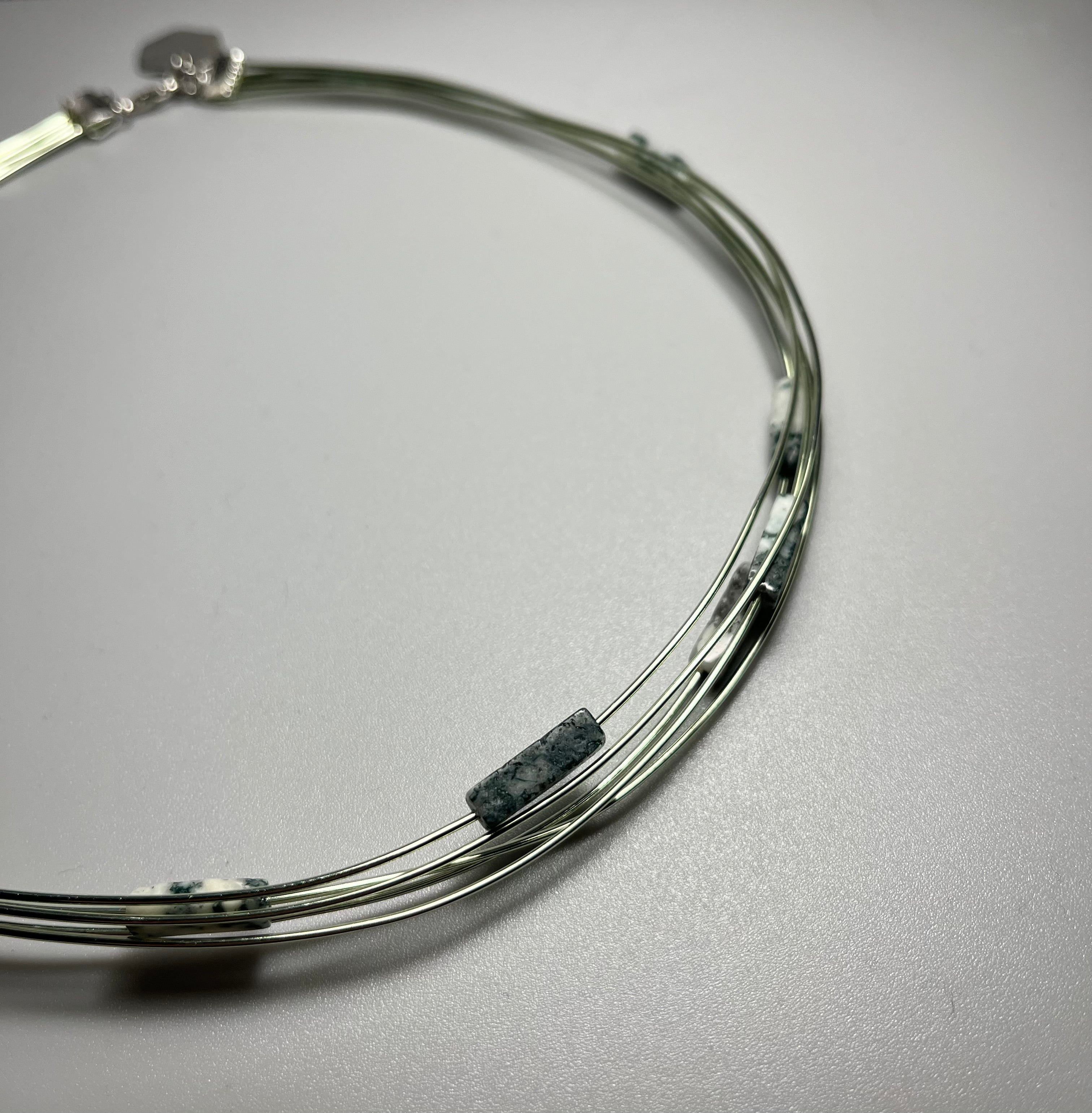 Нежно зелен