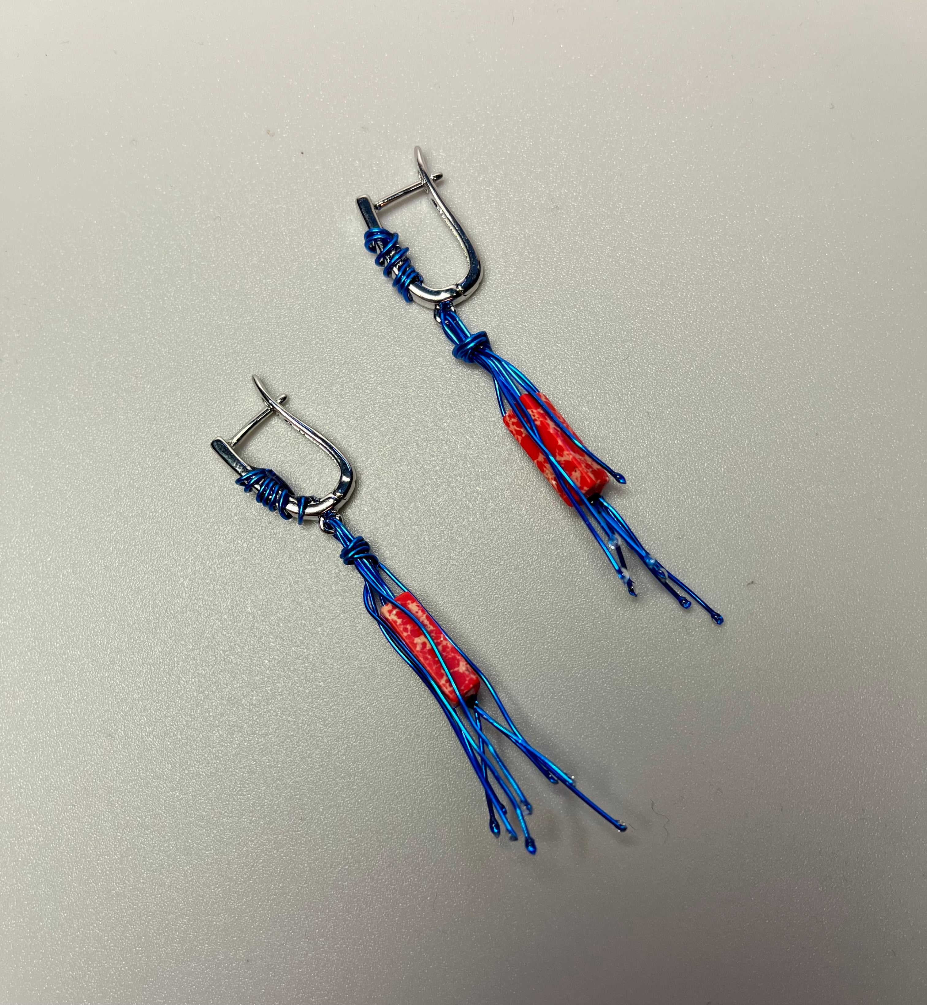 Червеното в синьо