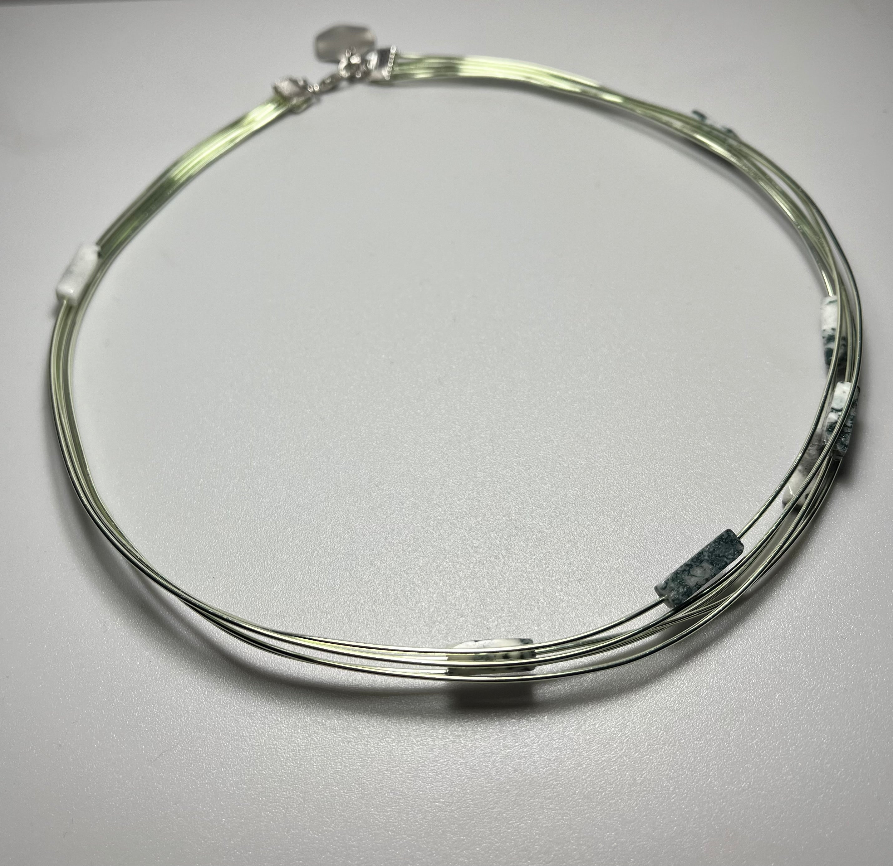 Нежно зелен