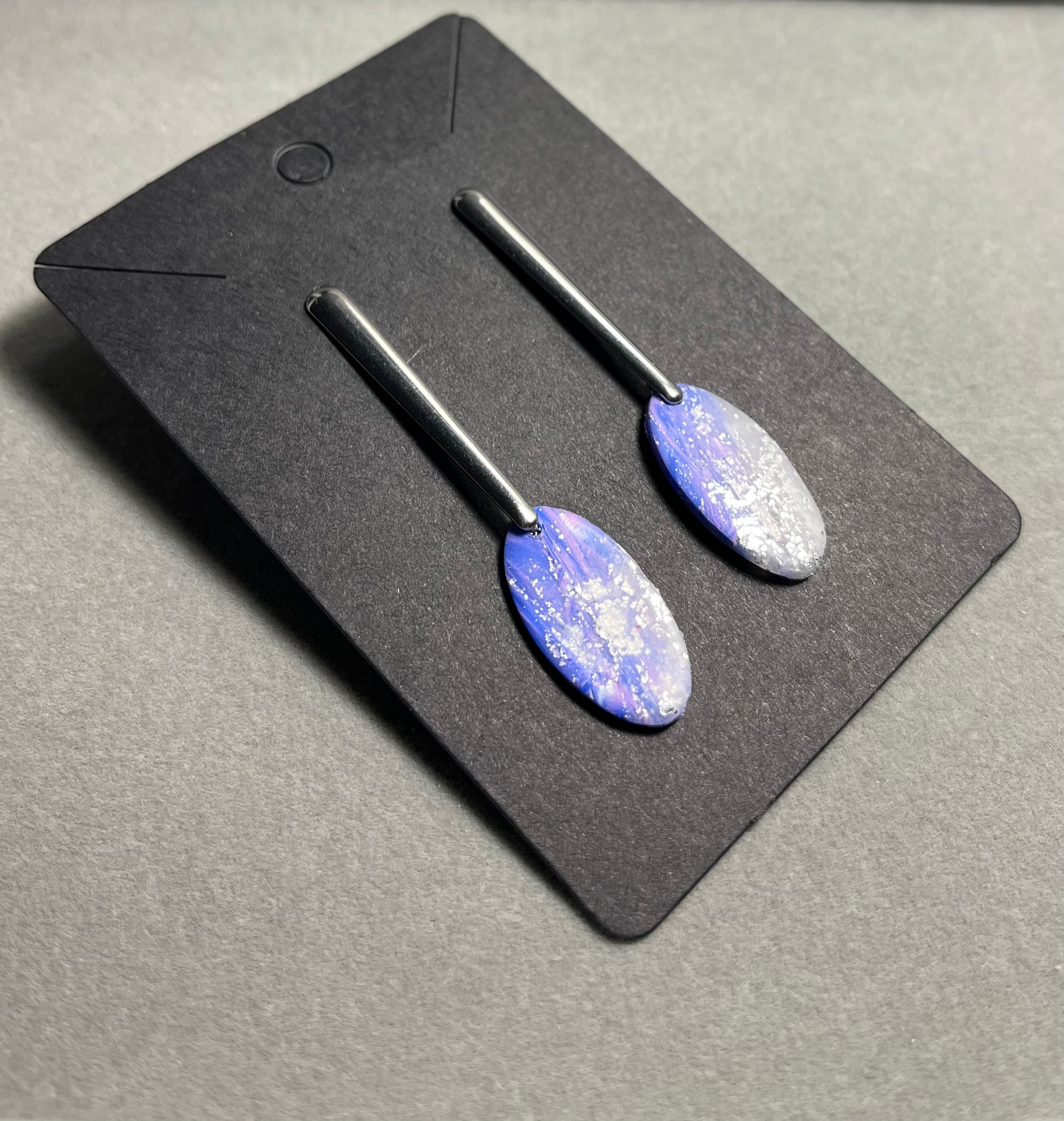 Сребристо лилав