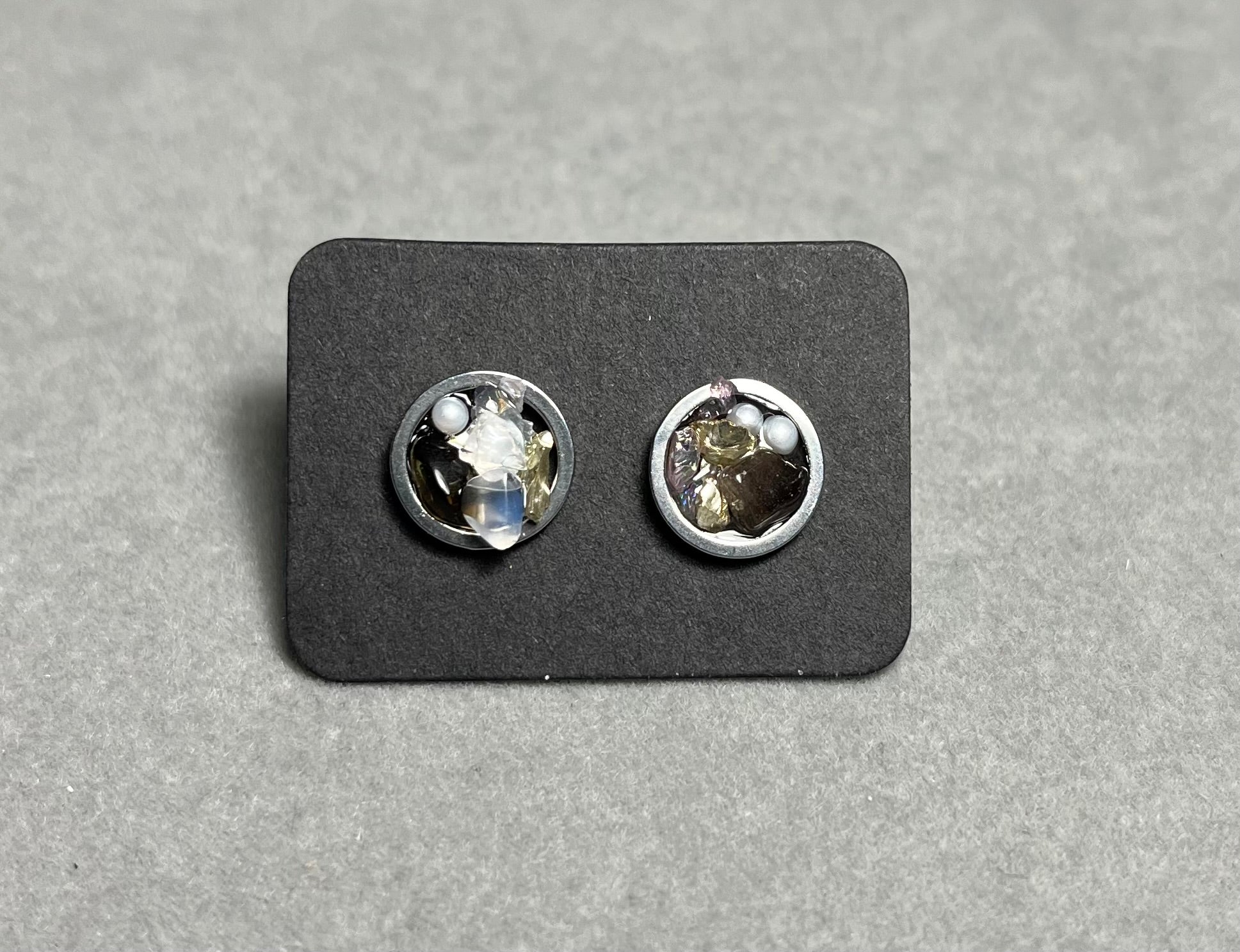 Сребристи обици на винт