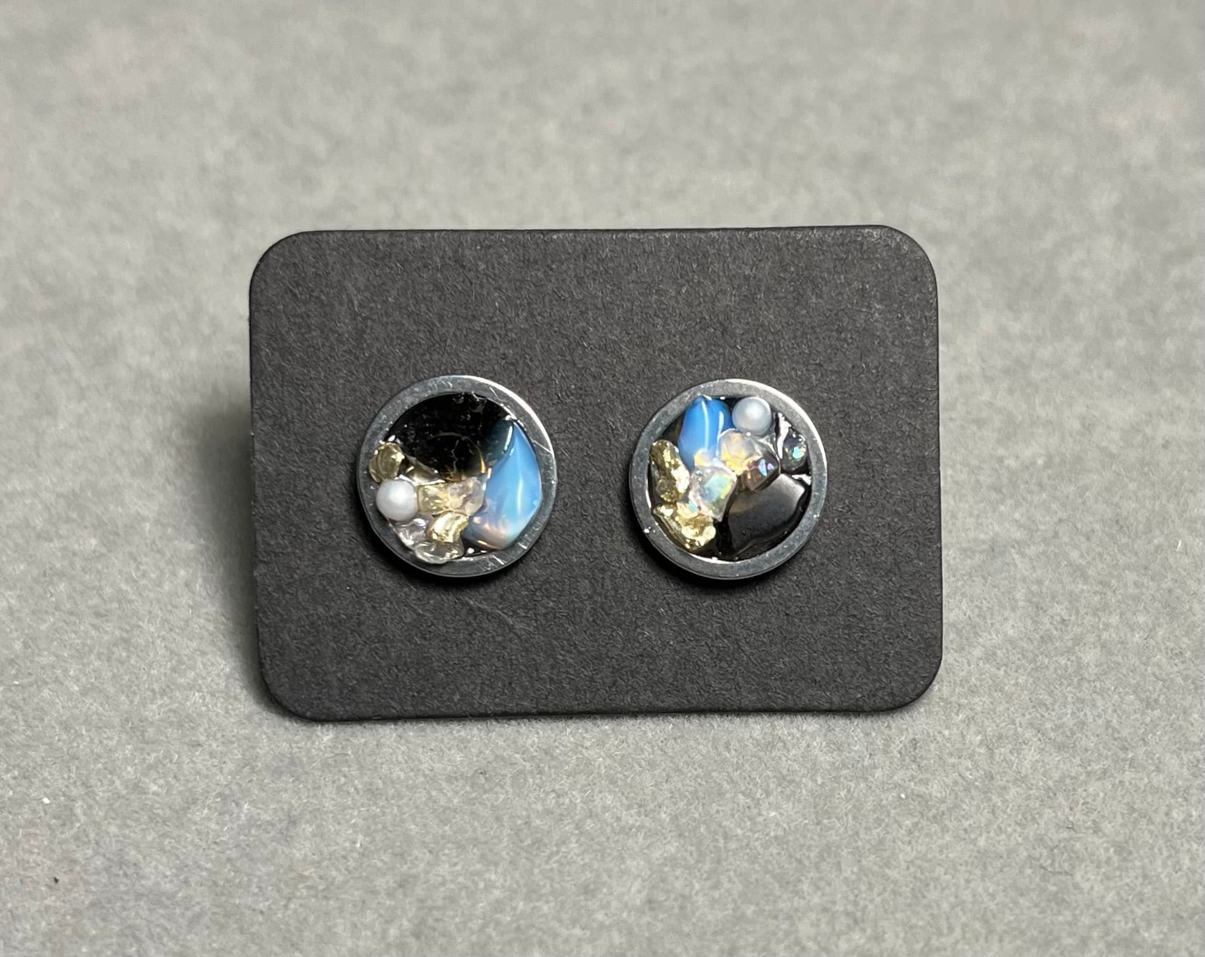 Сребристи обици на винт