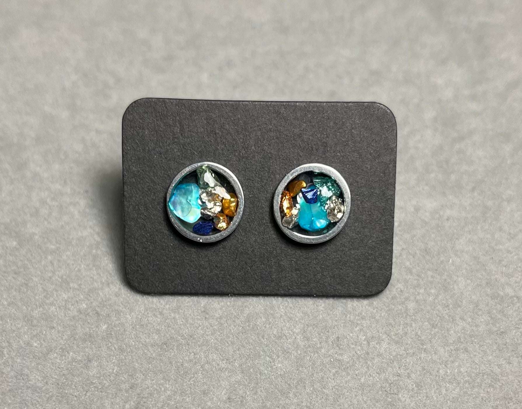 Сребристи обици на винт