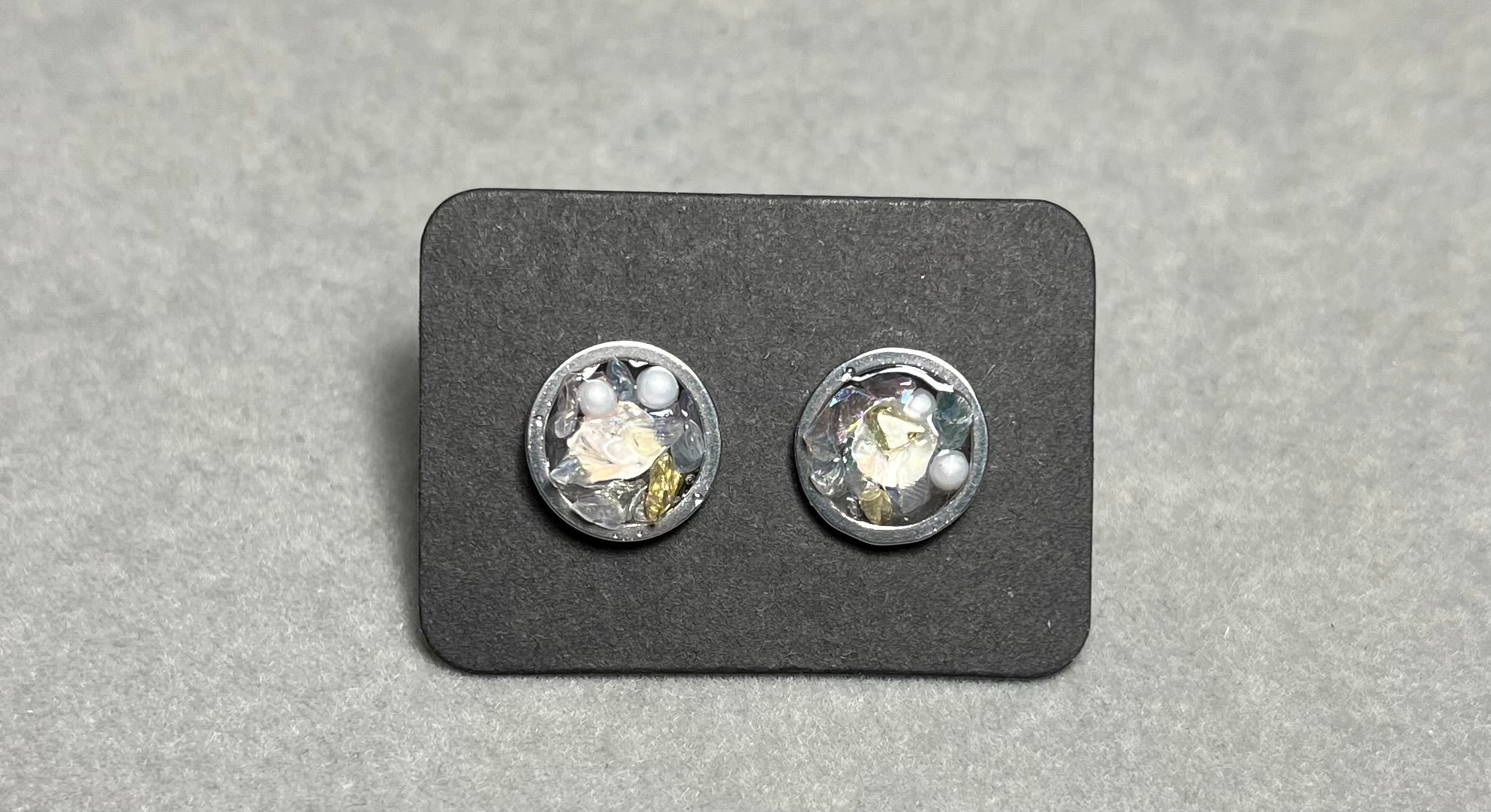 Сребристи обици на винт