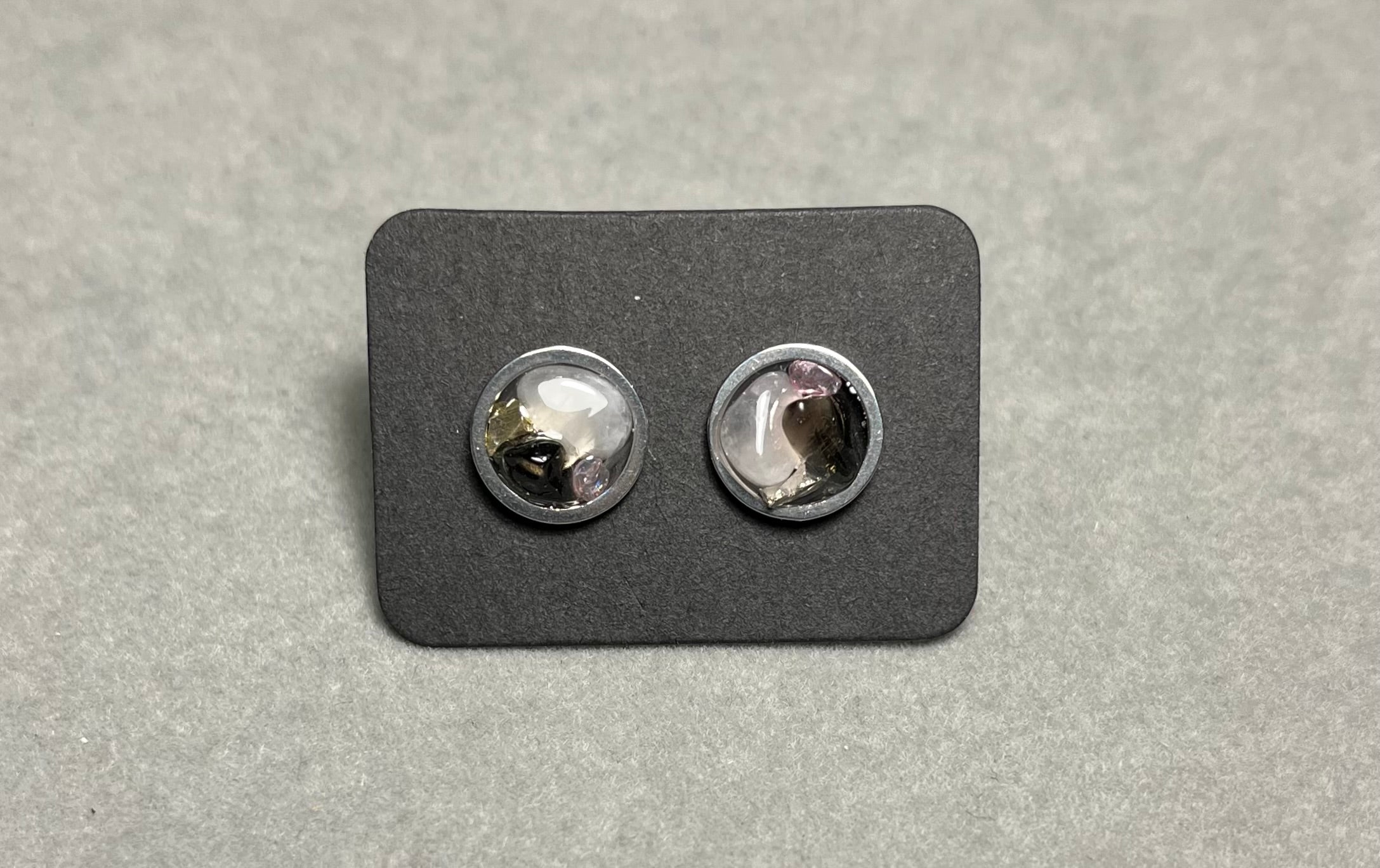 Сребристи обици на винт