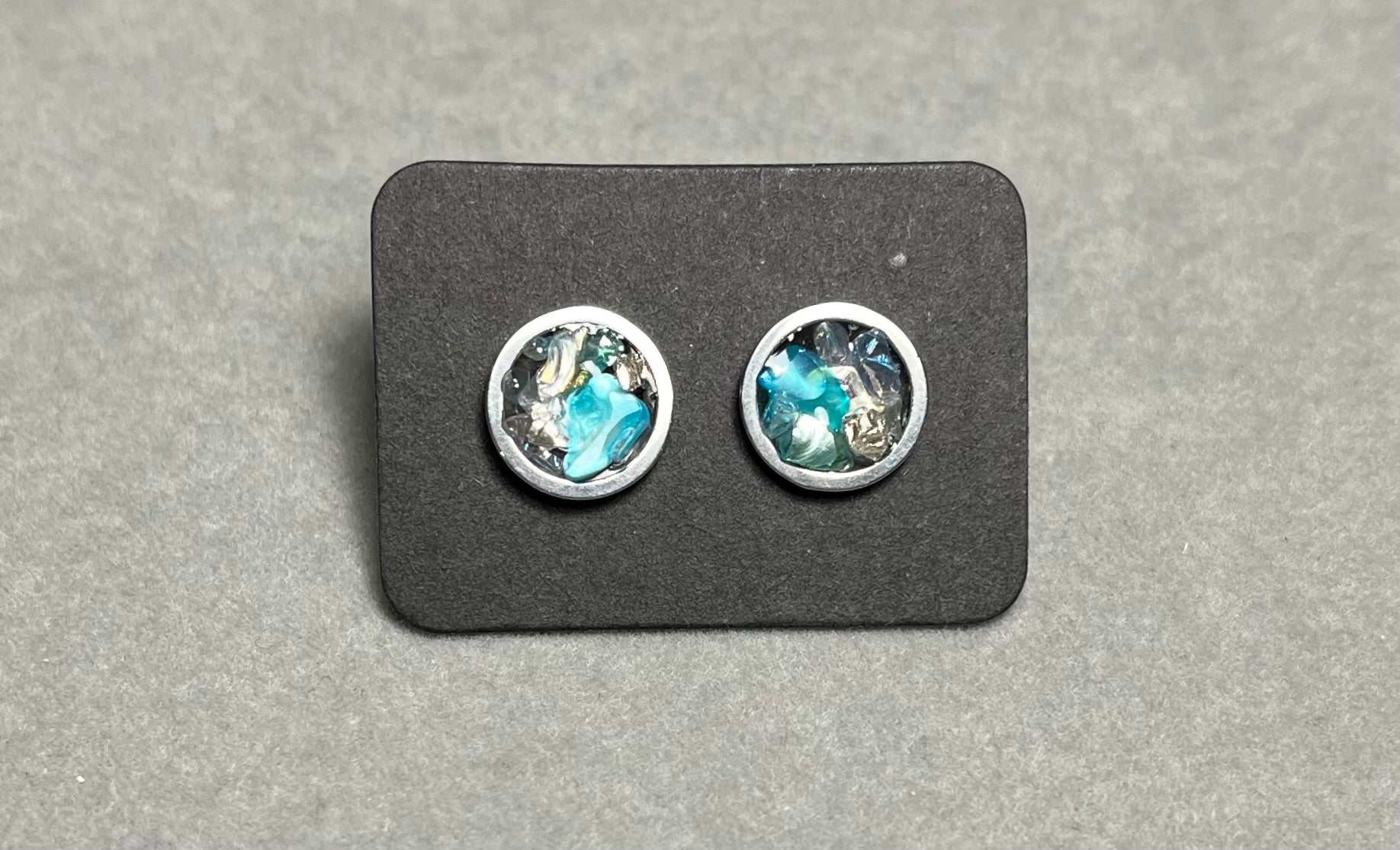 Сребристи обици на винт