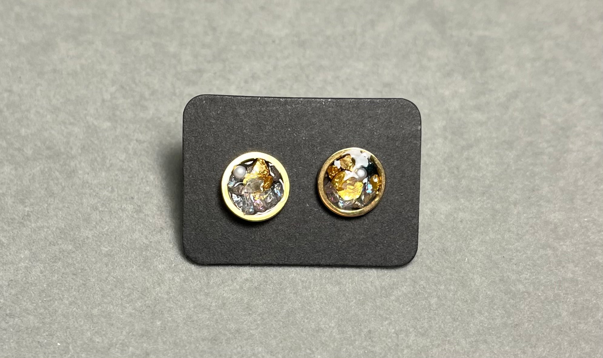 Златисти обици на винт