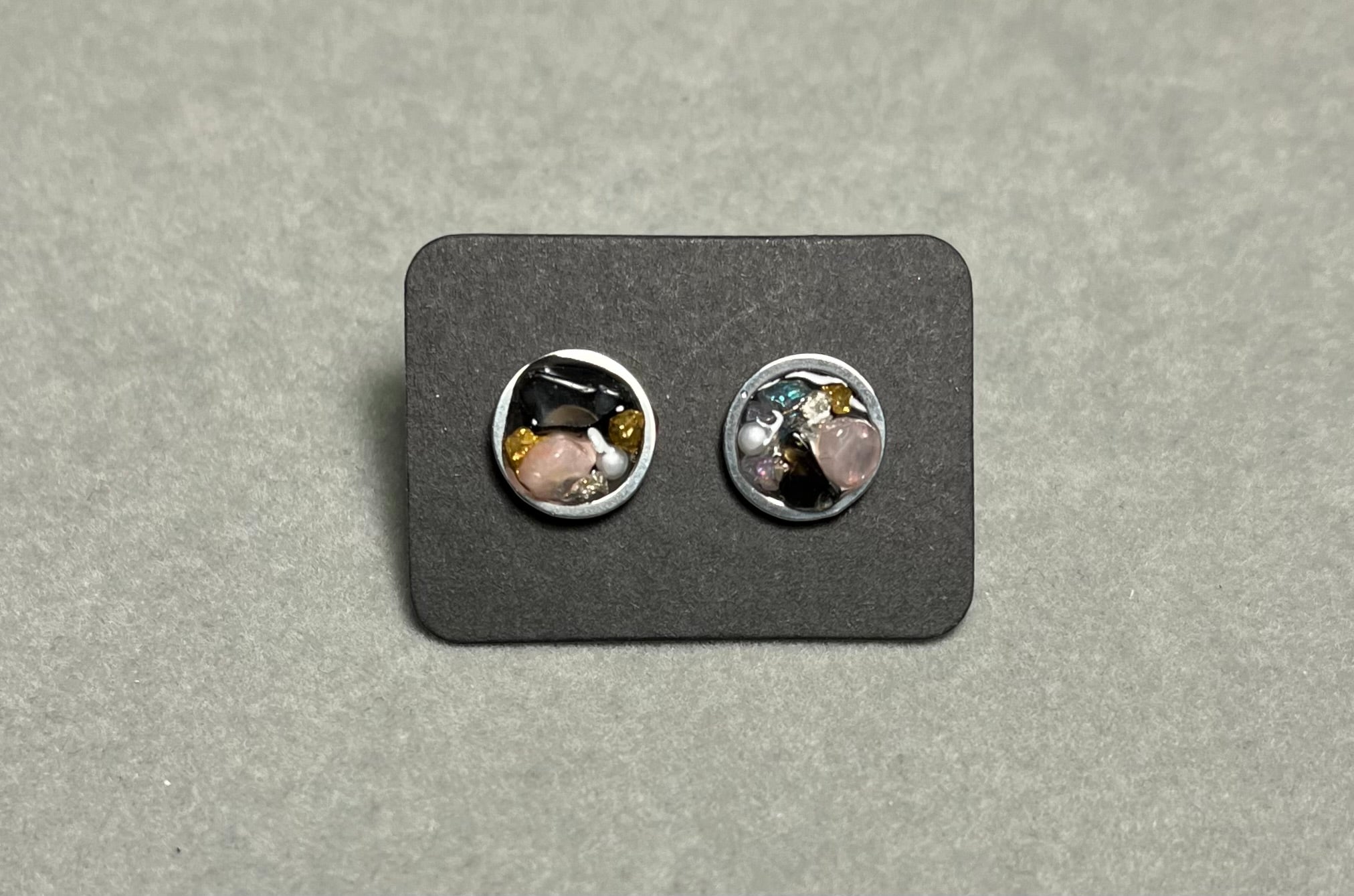 Сребристи обици на винт