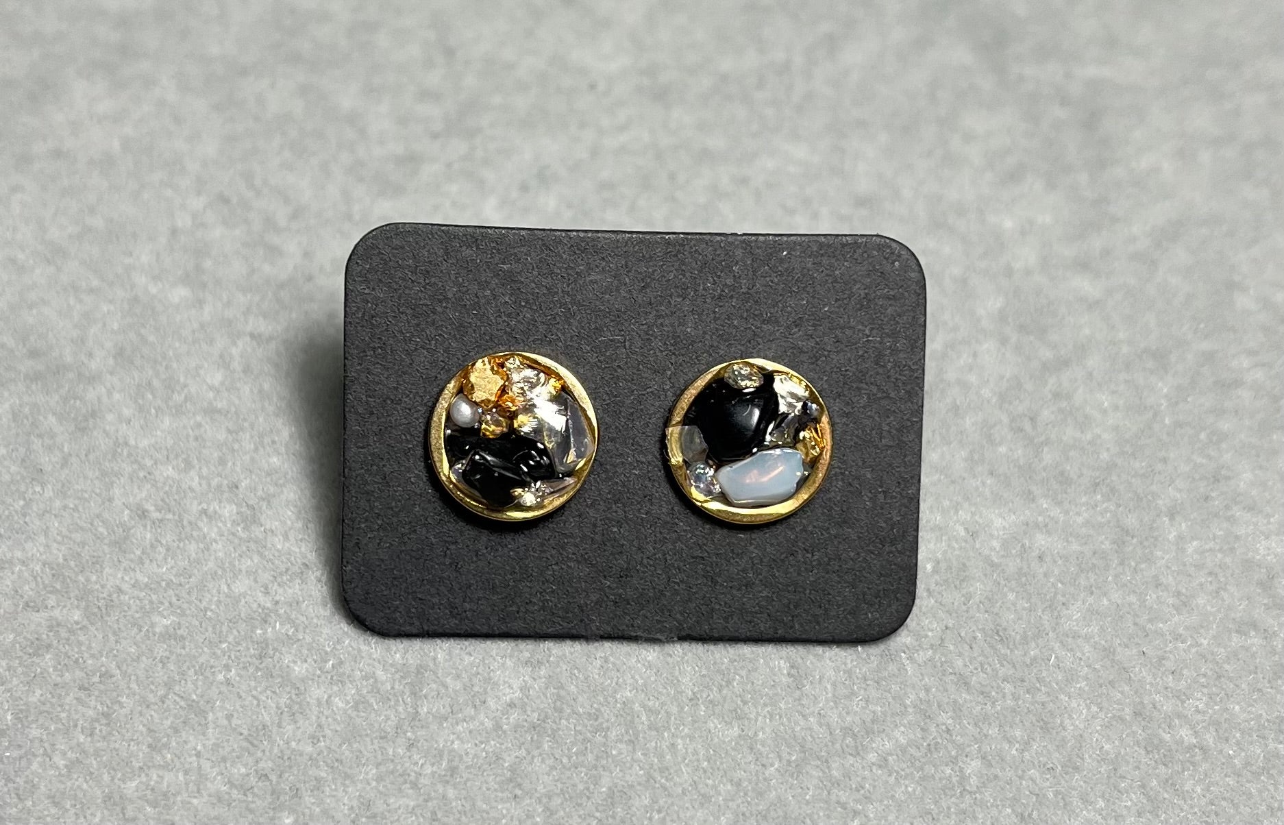 Златисти обици на винт