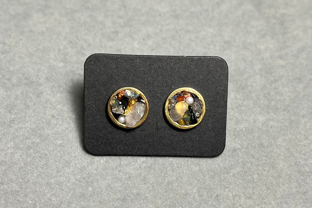 Златисти обици на винт