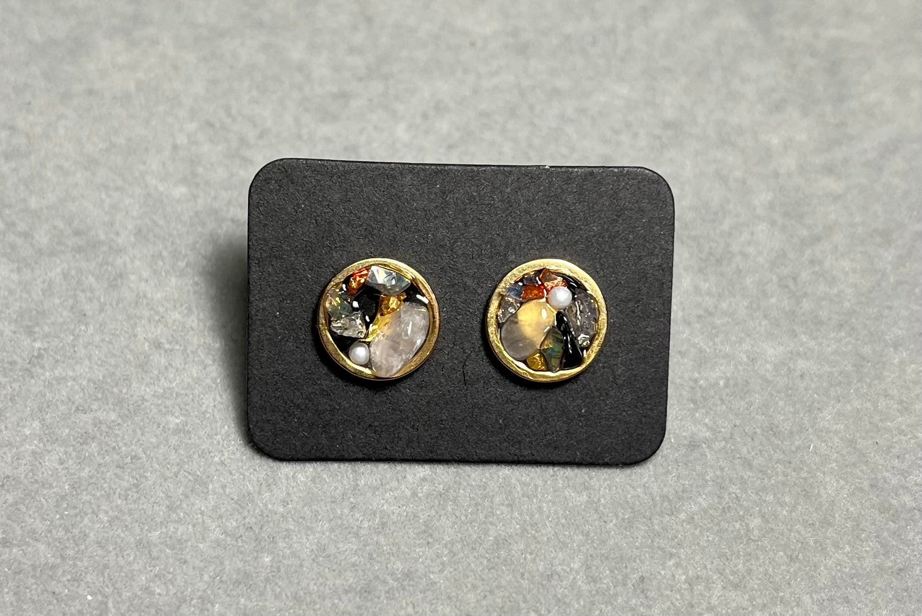 Златисти обици на винт