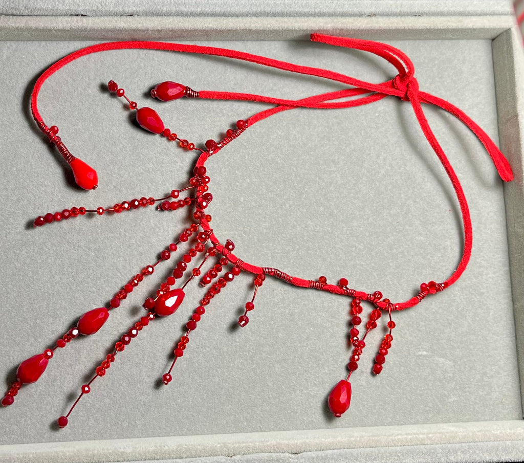 Кърваво червен