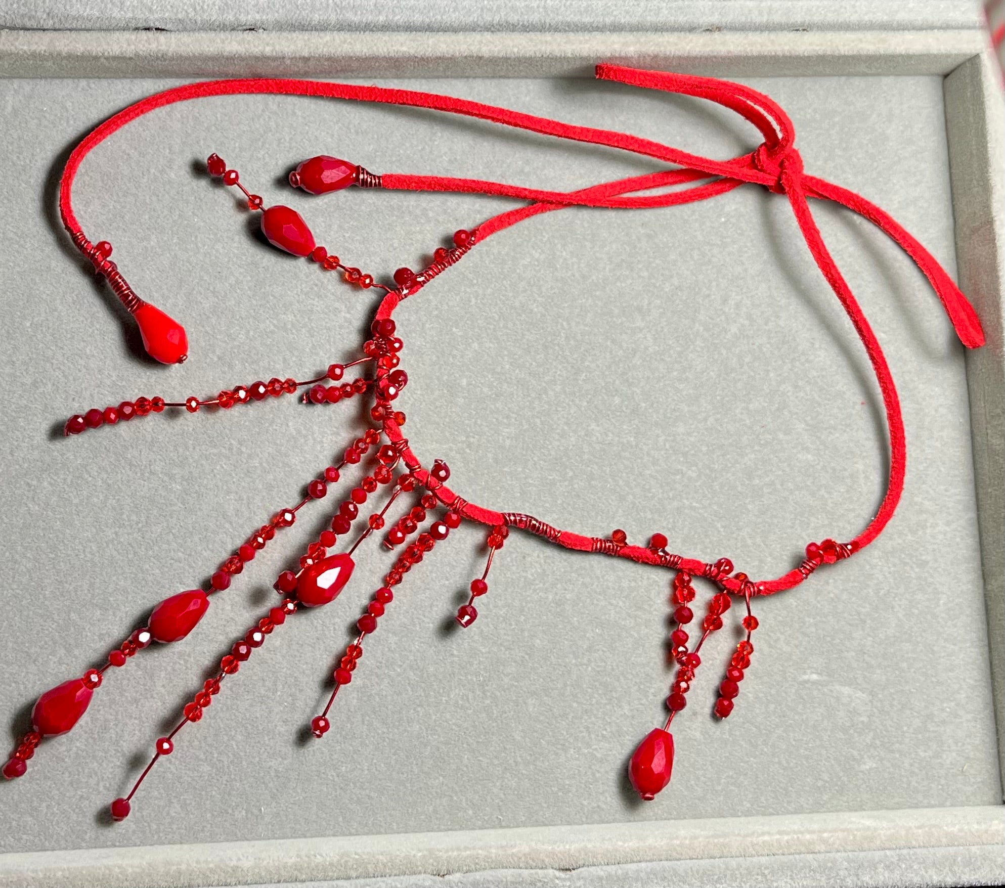 Кърваво червен