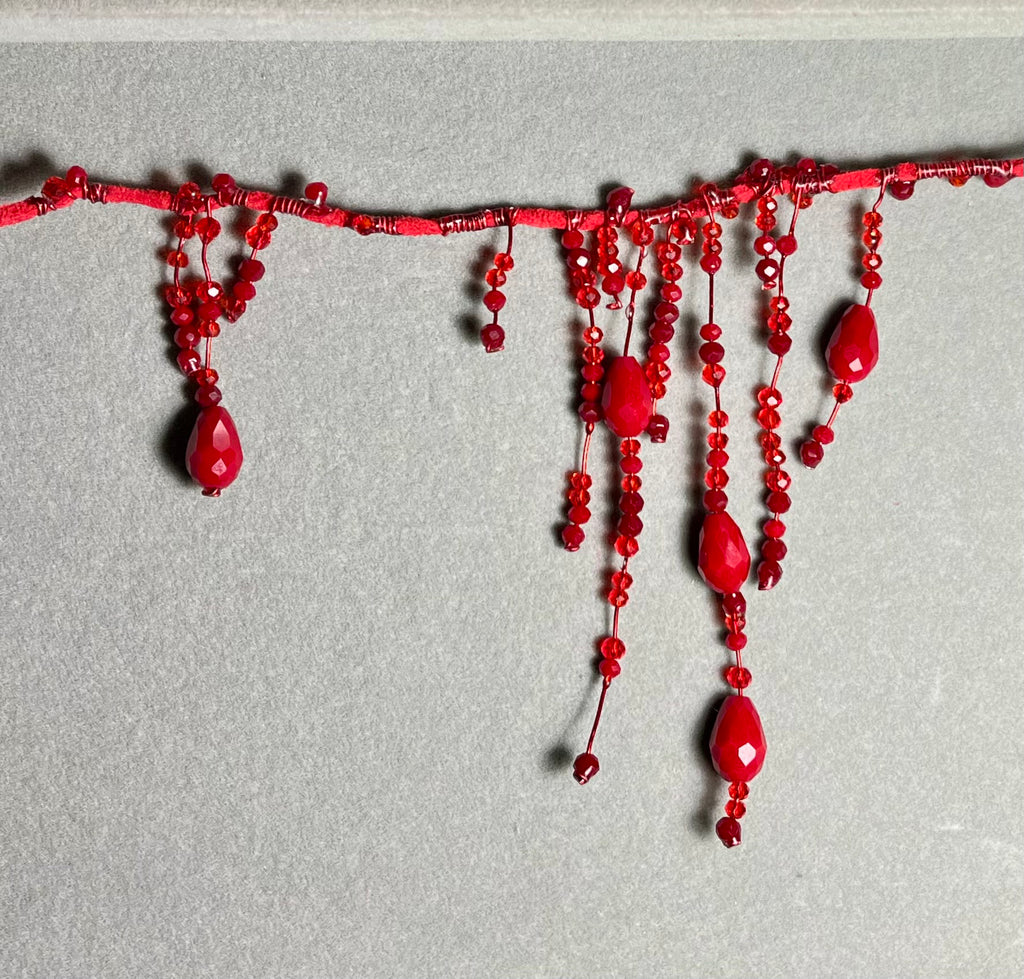 Кърваво червен