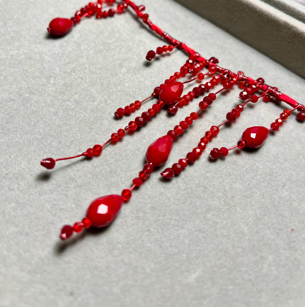 Кърваво червен