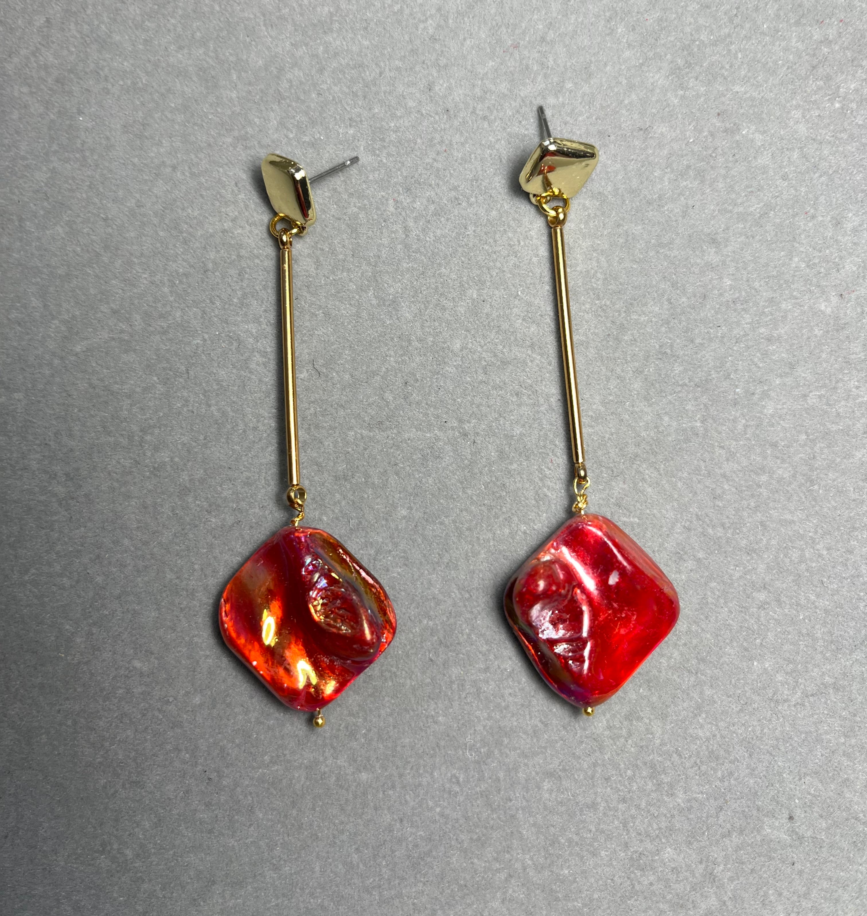 Дълги червени обици