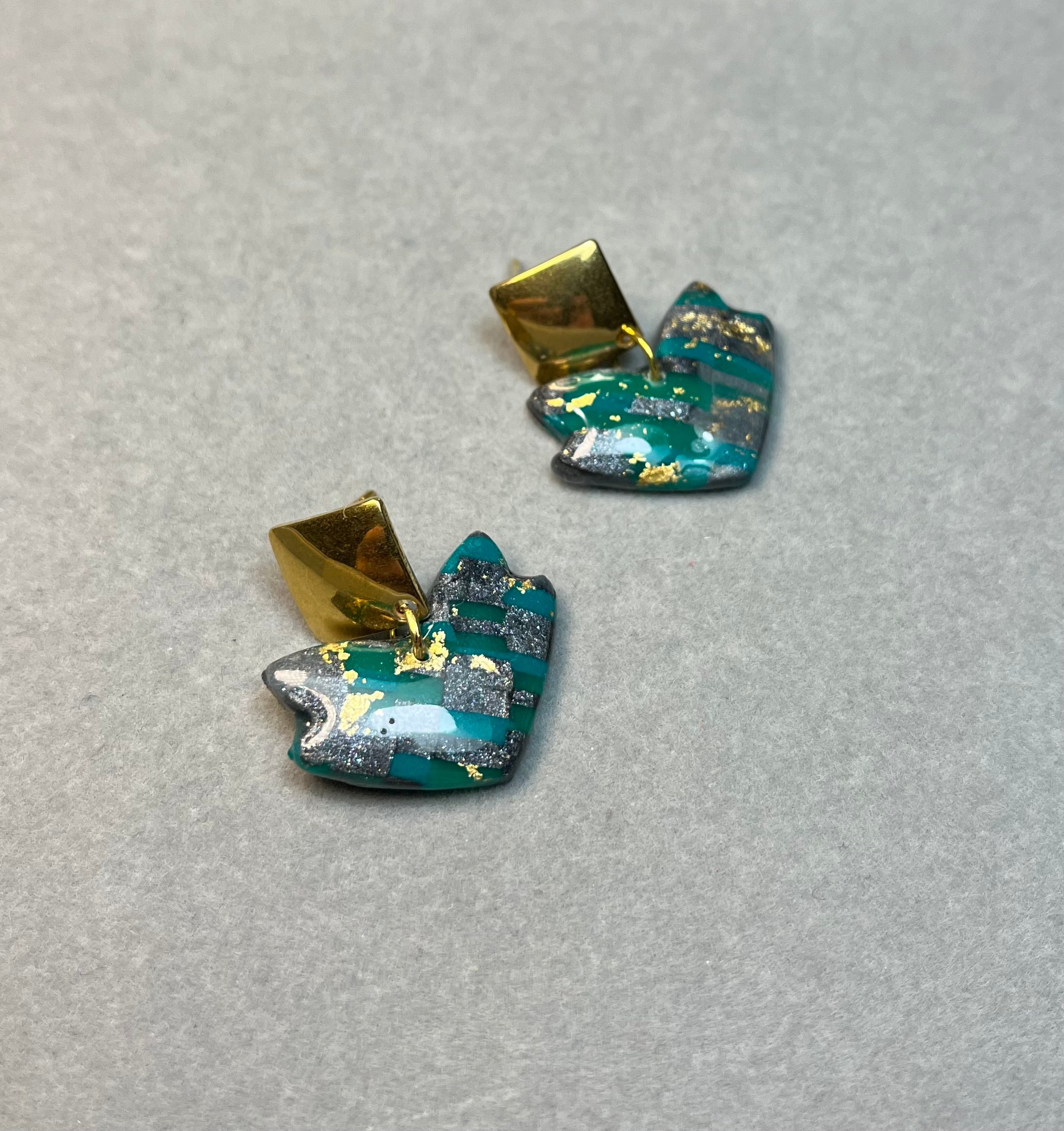 Златно ромбоидно листо