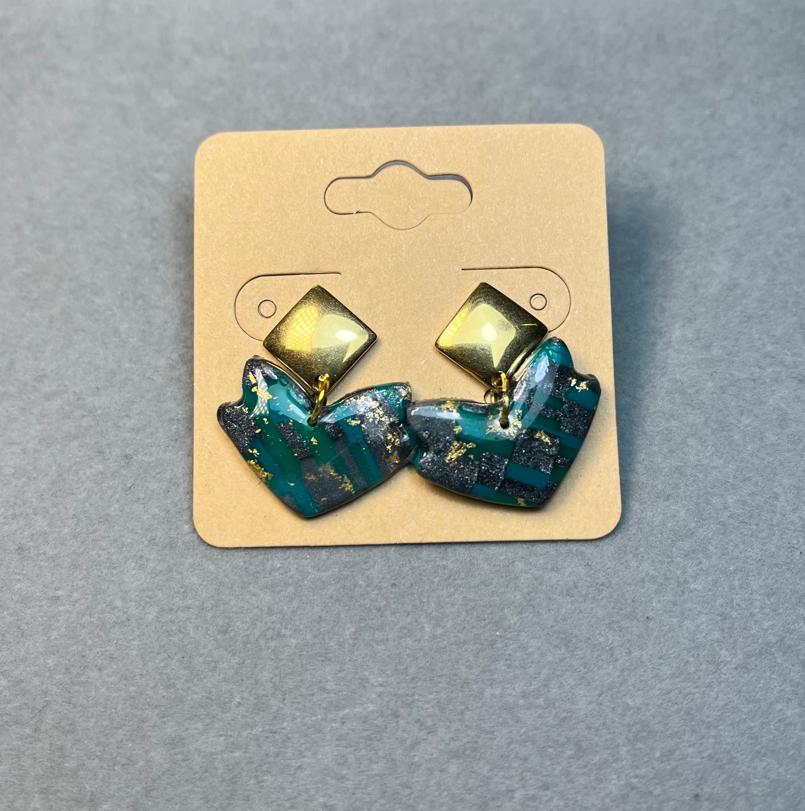 Златно ромбоидно листо