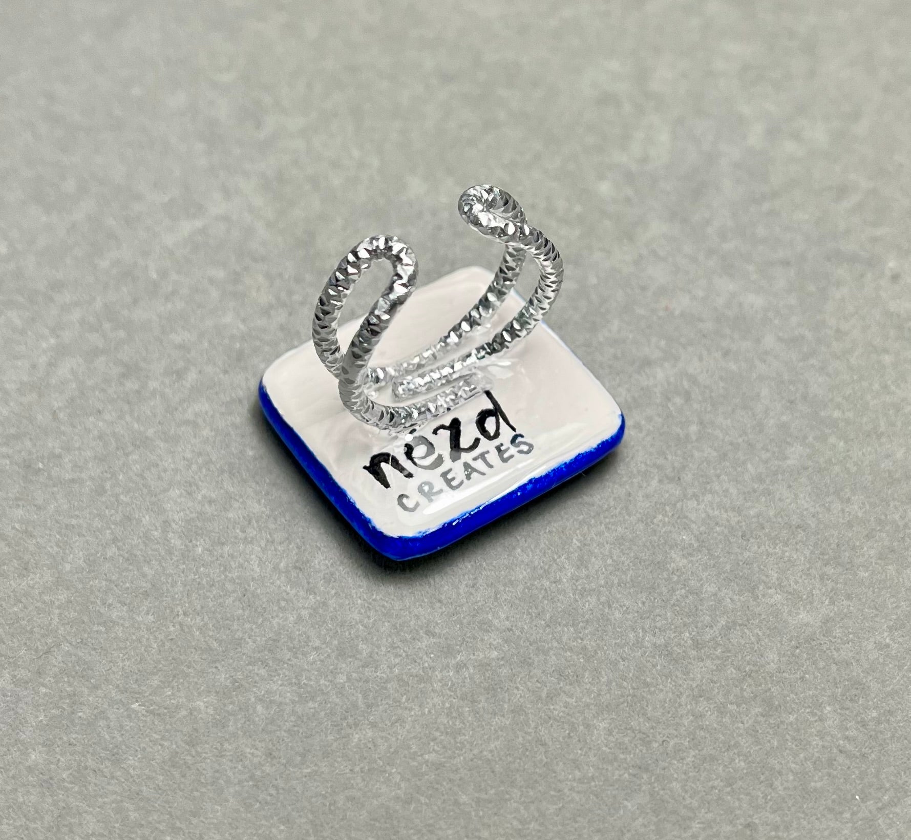 Окови в синьо