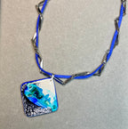 Окови в синьо