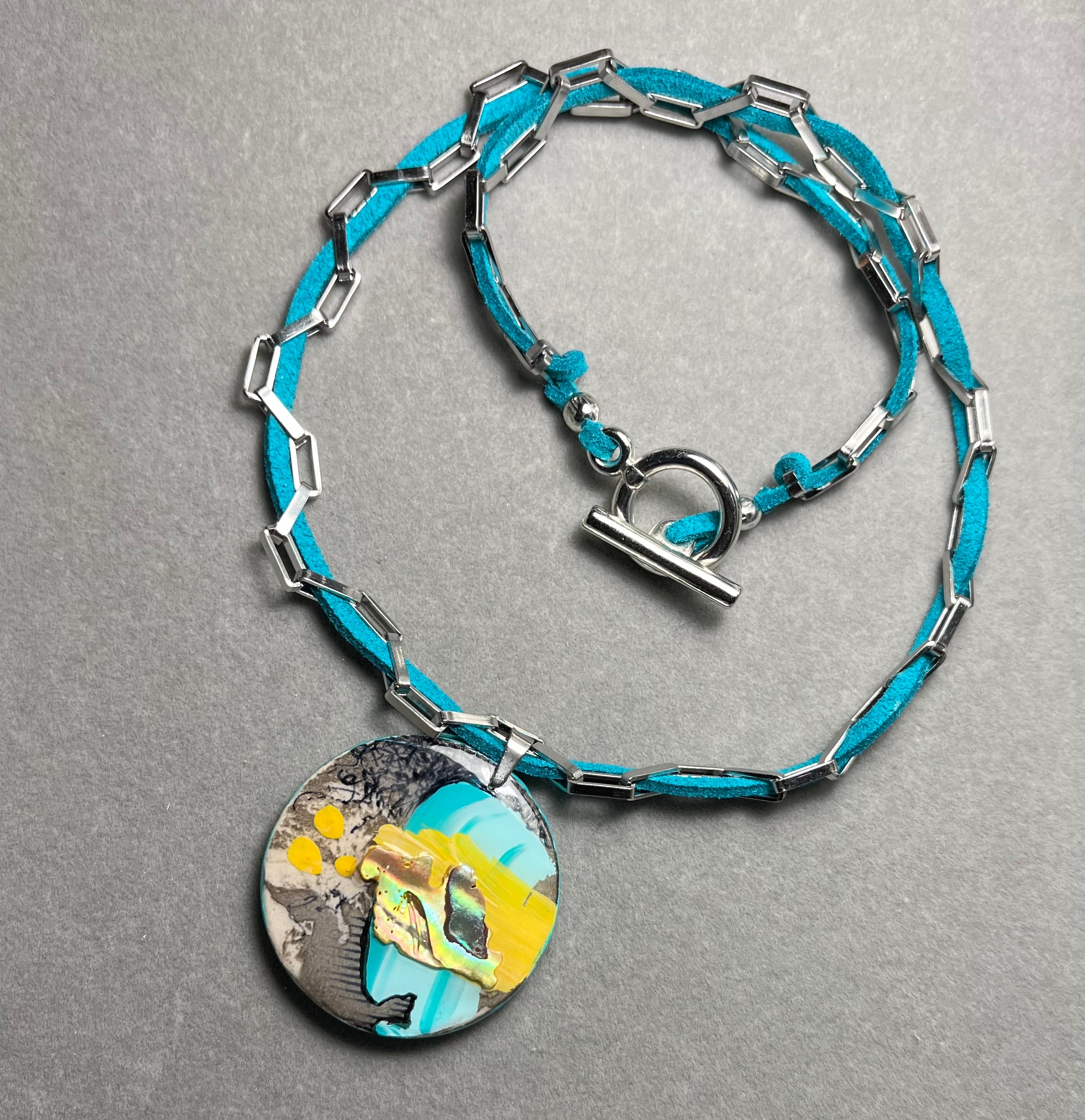 Окован в мир