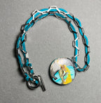 Окован в мир