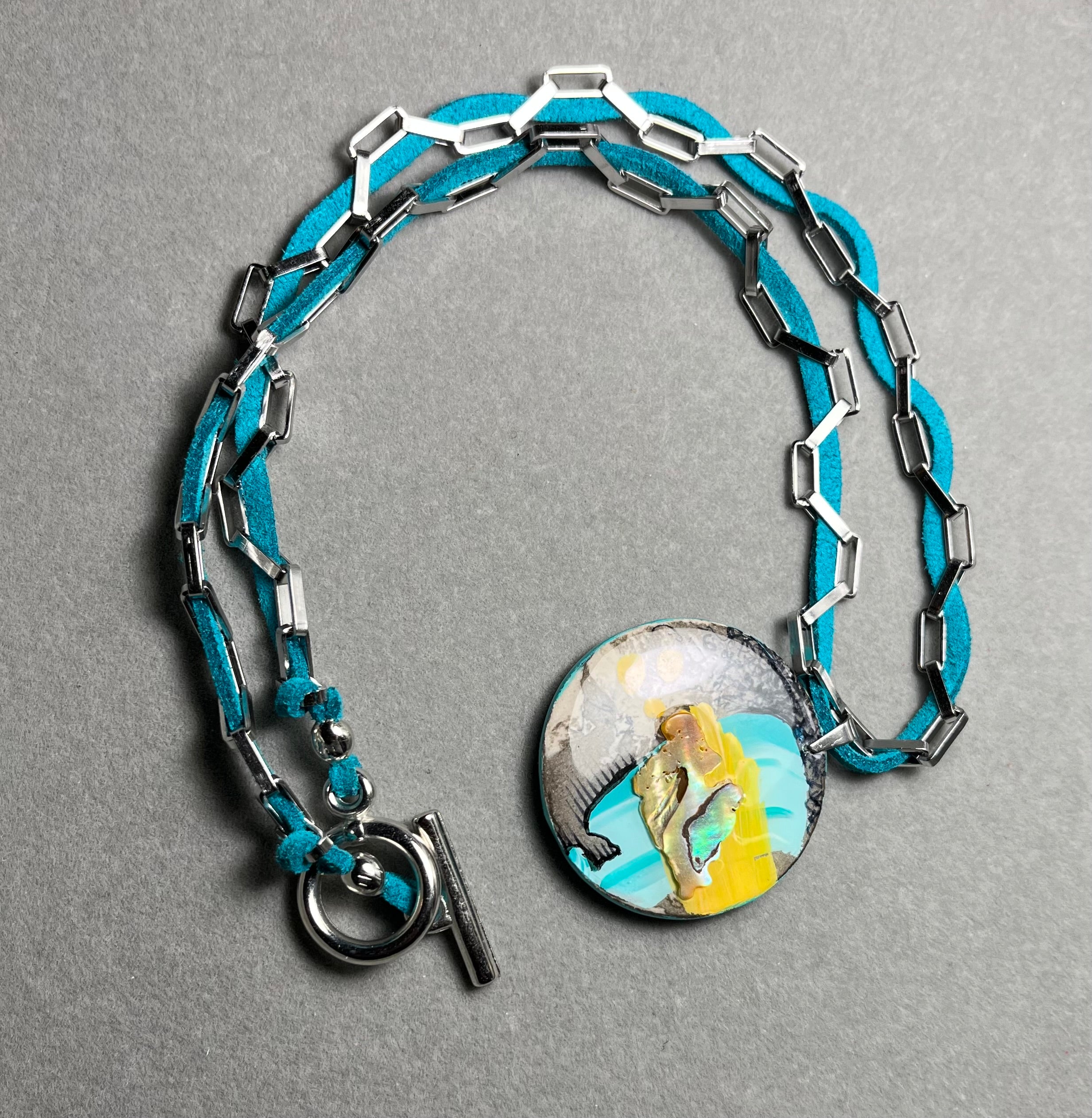 Окован в мир