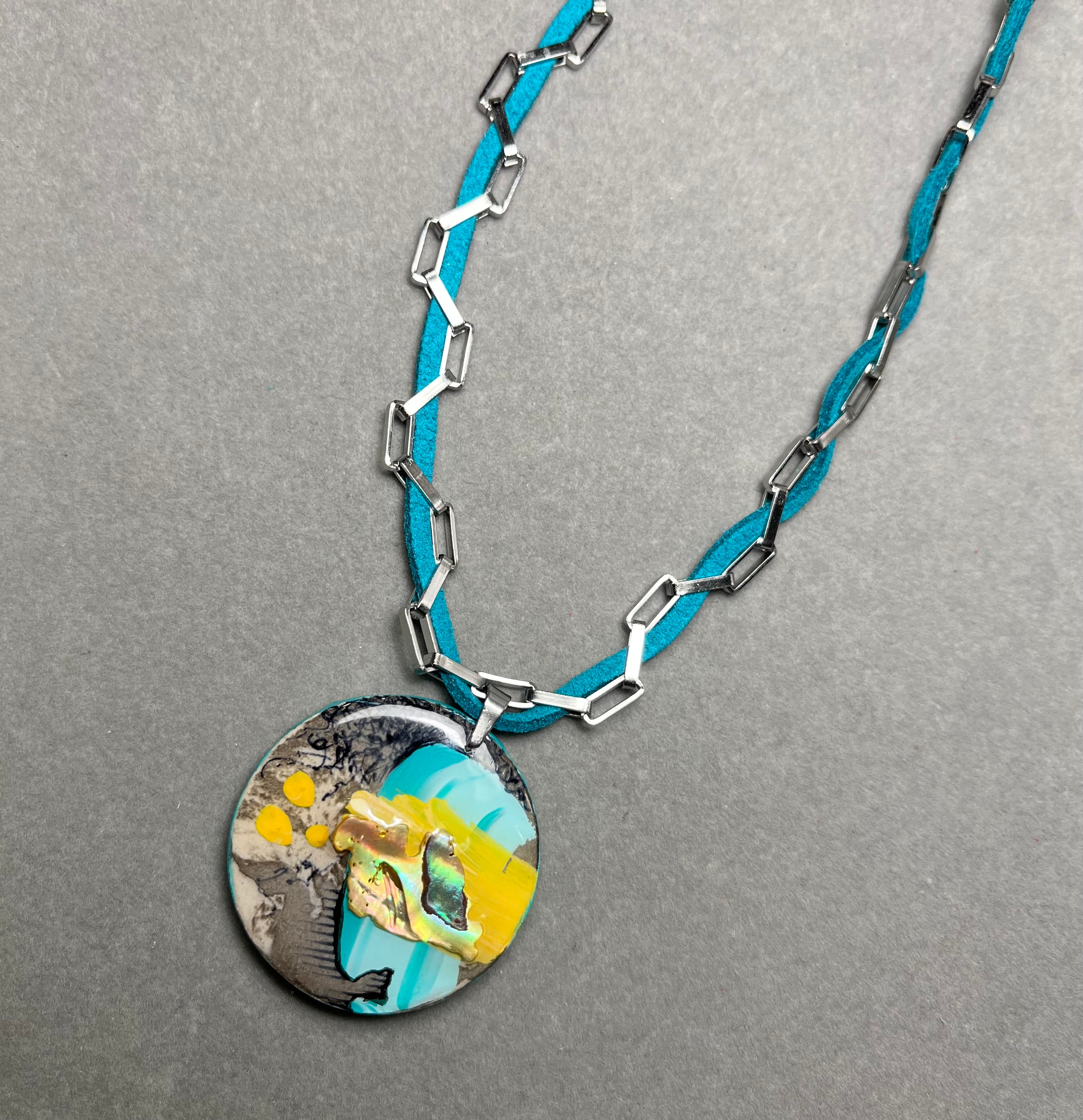 Окован в мир