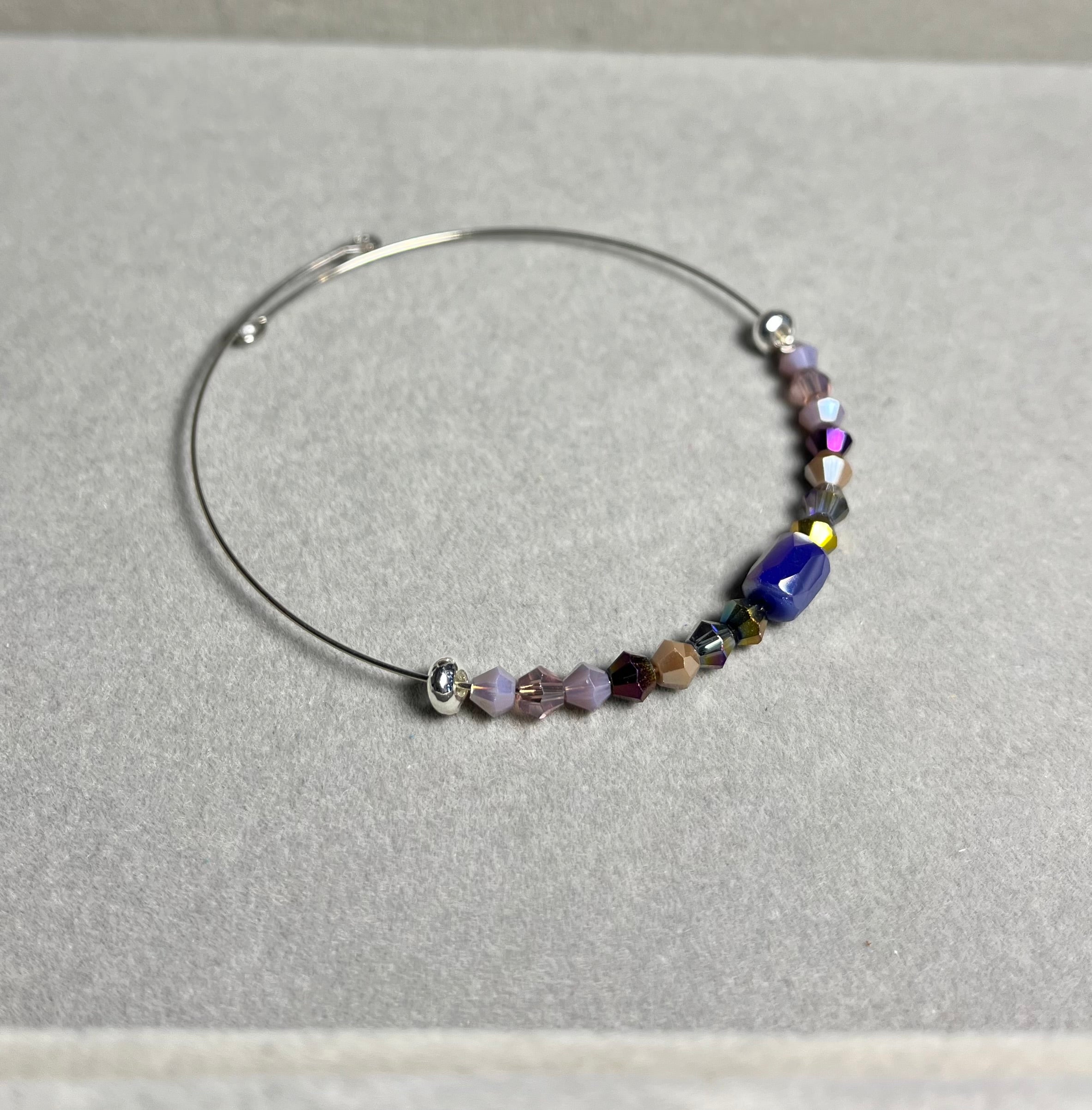 Бляскава лилава гривна