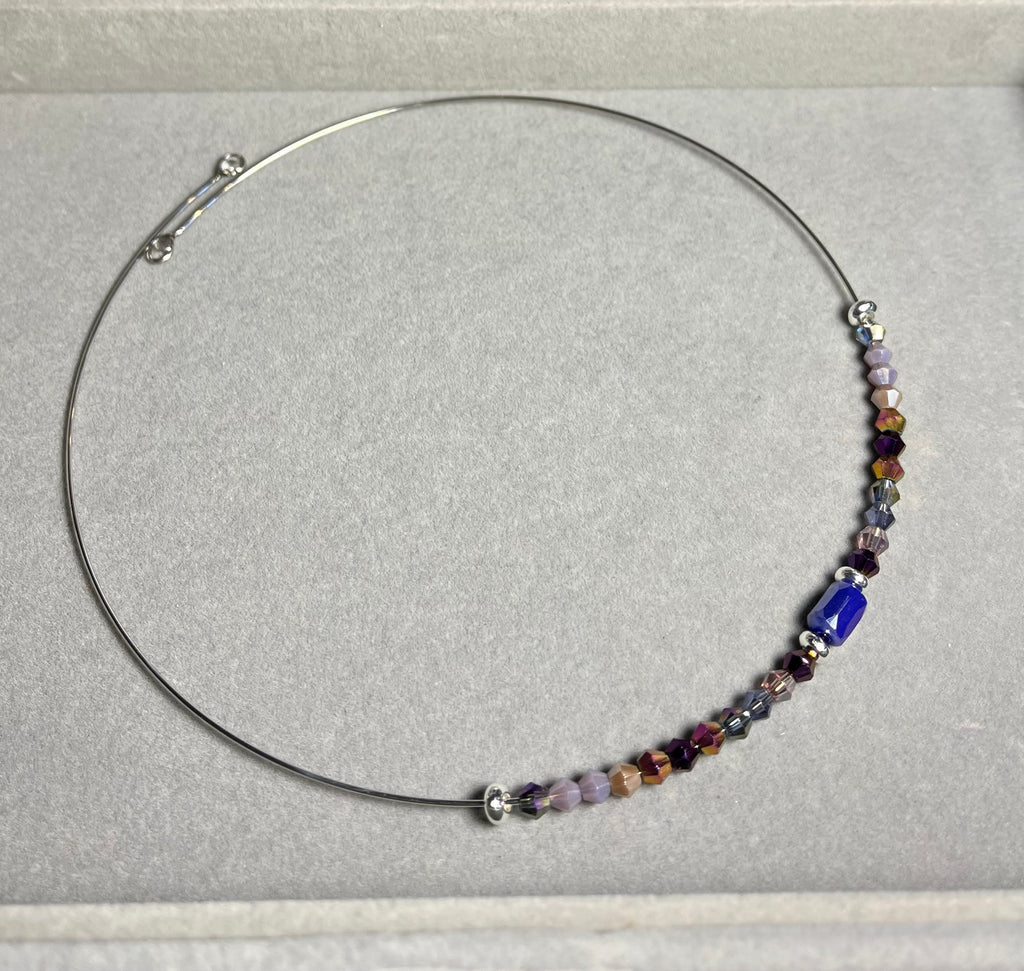 Бляскаво лилаво колие