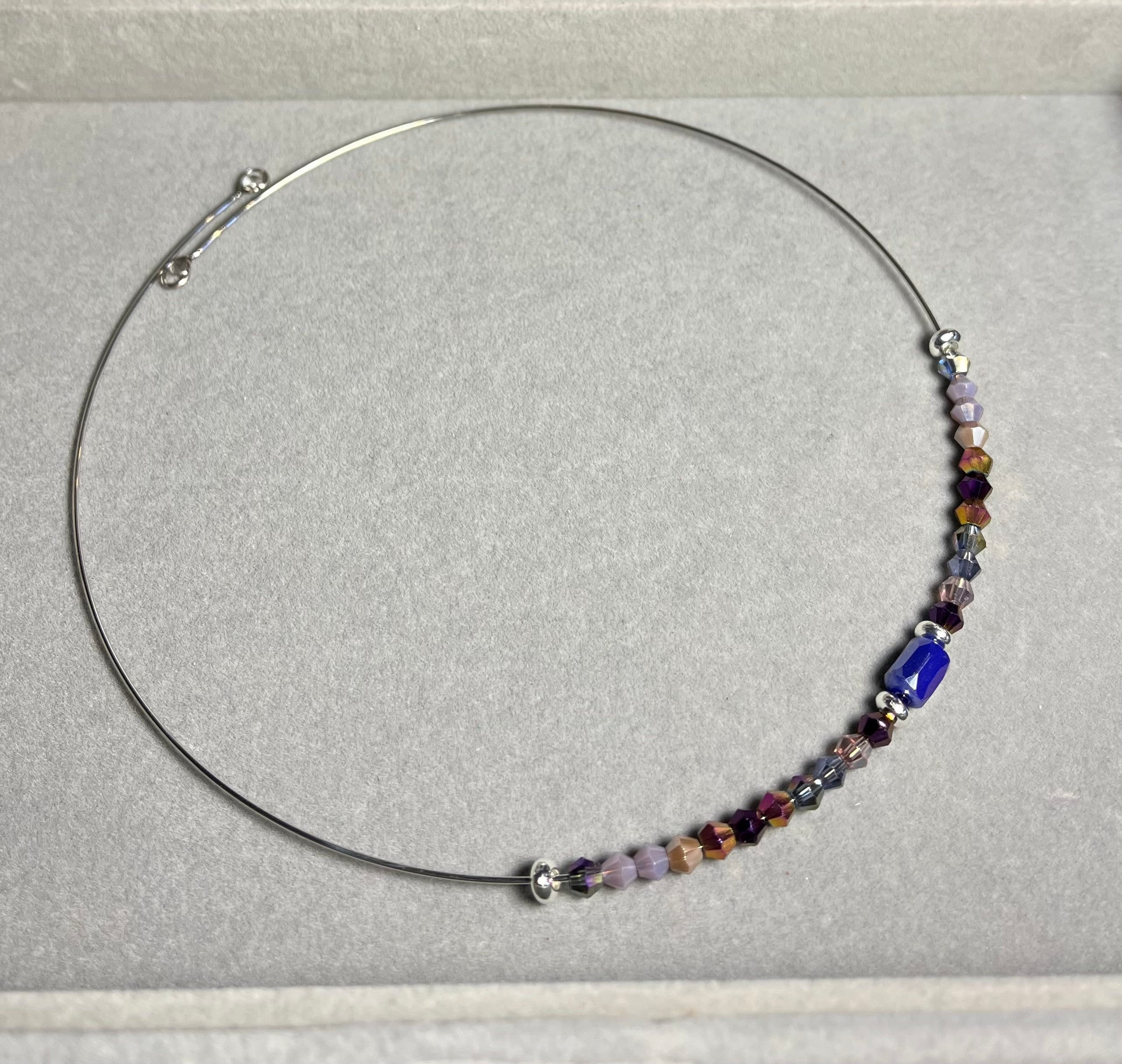 Бляскаво лилаво колие