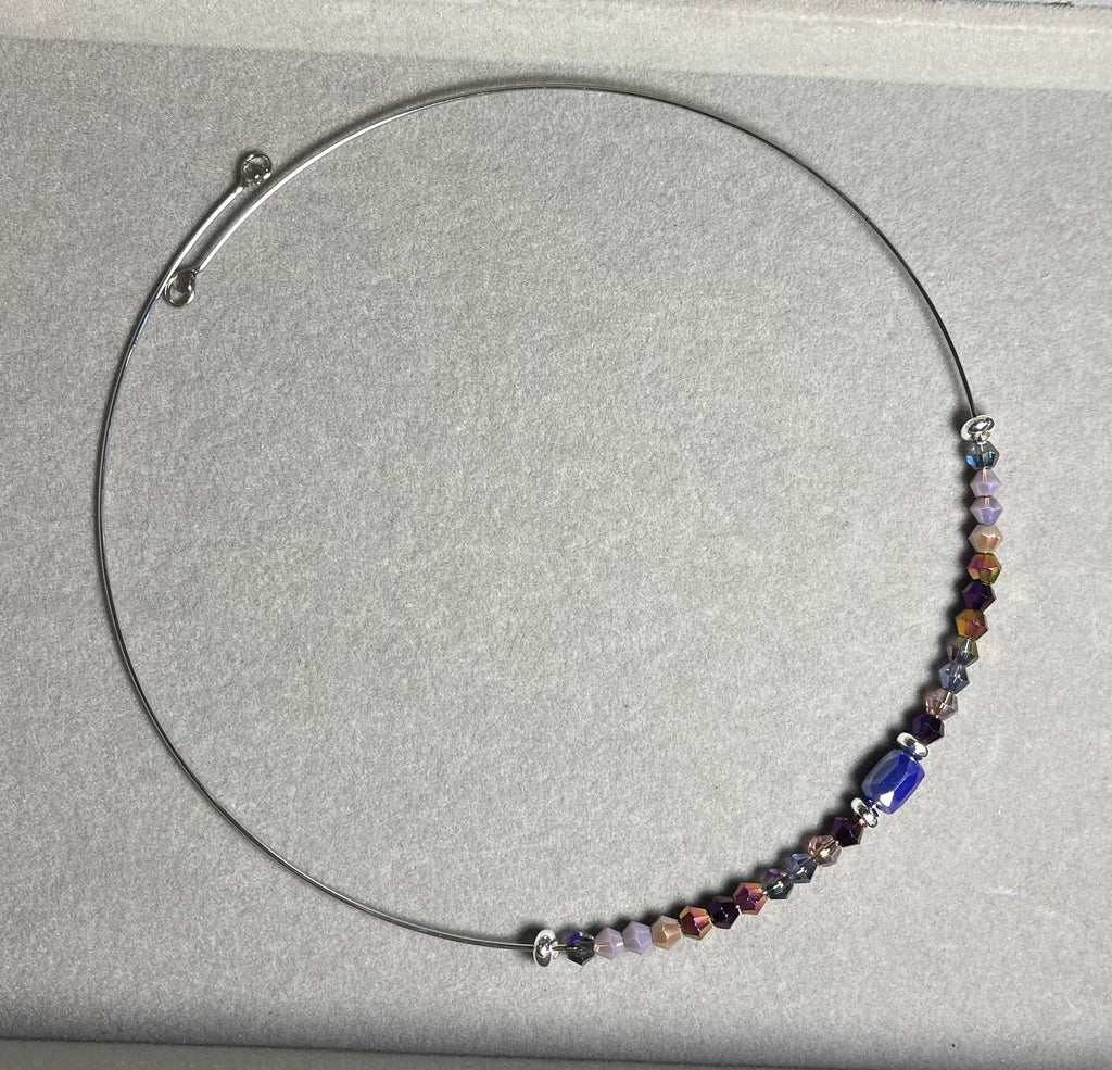 Бляскаво лилаво колие