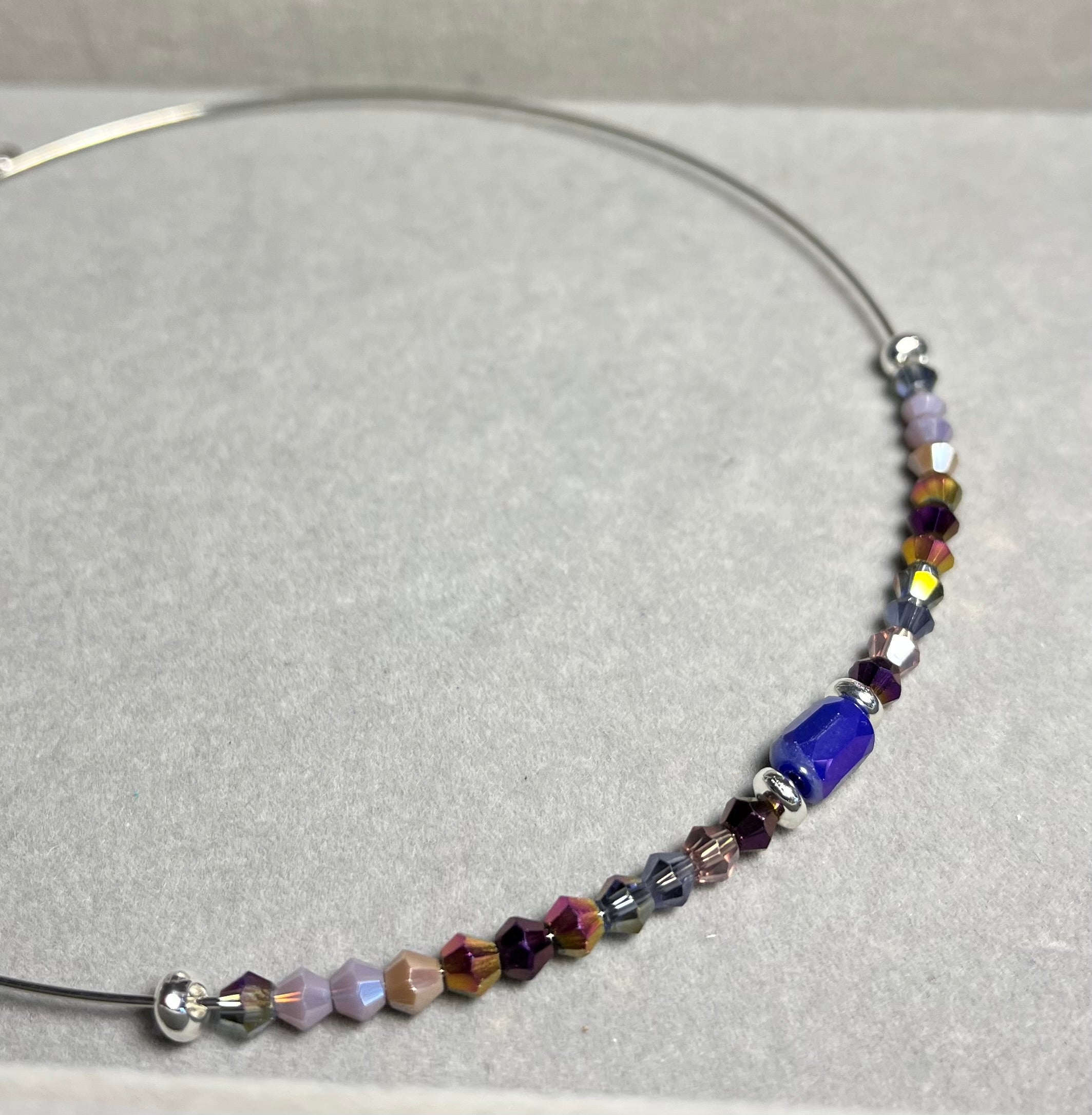 Бляскаво лилаво колие