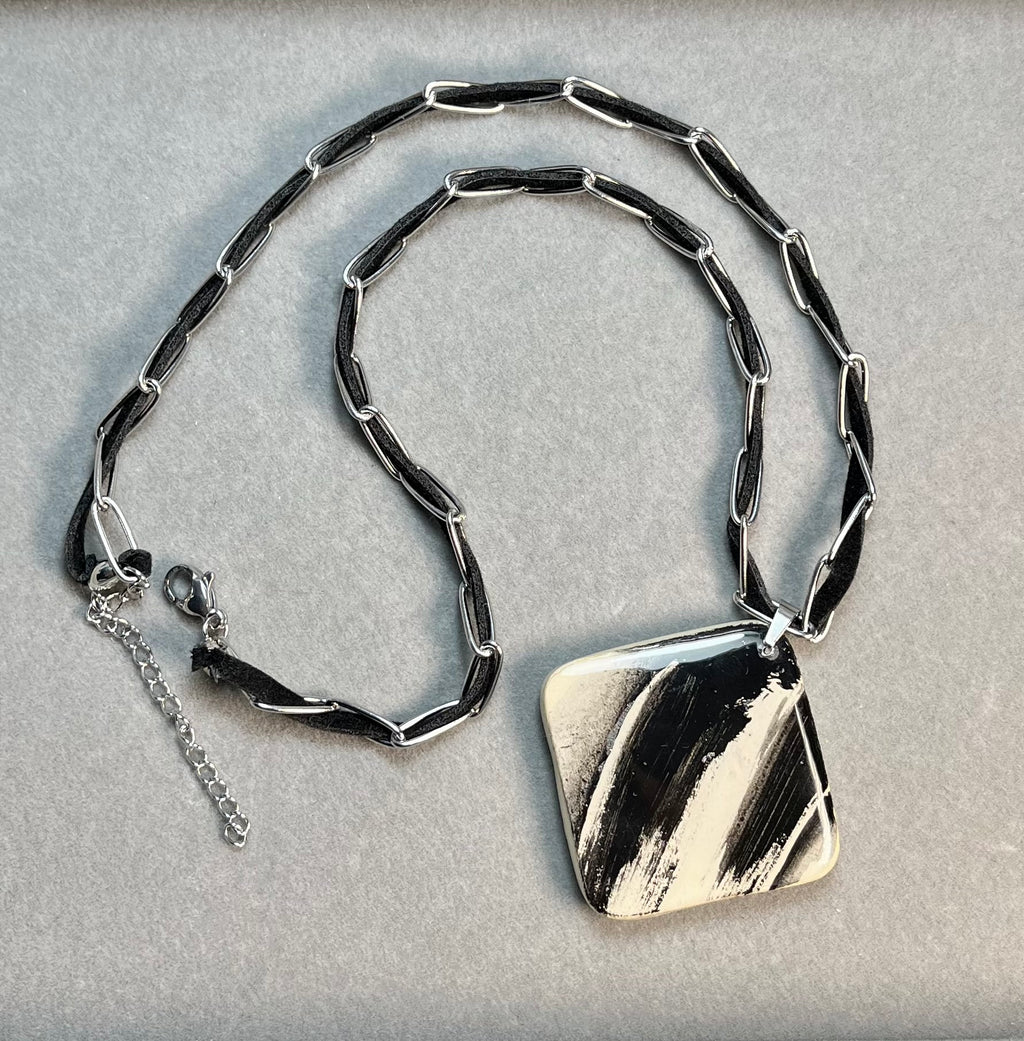 Черно върху бяло