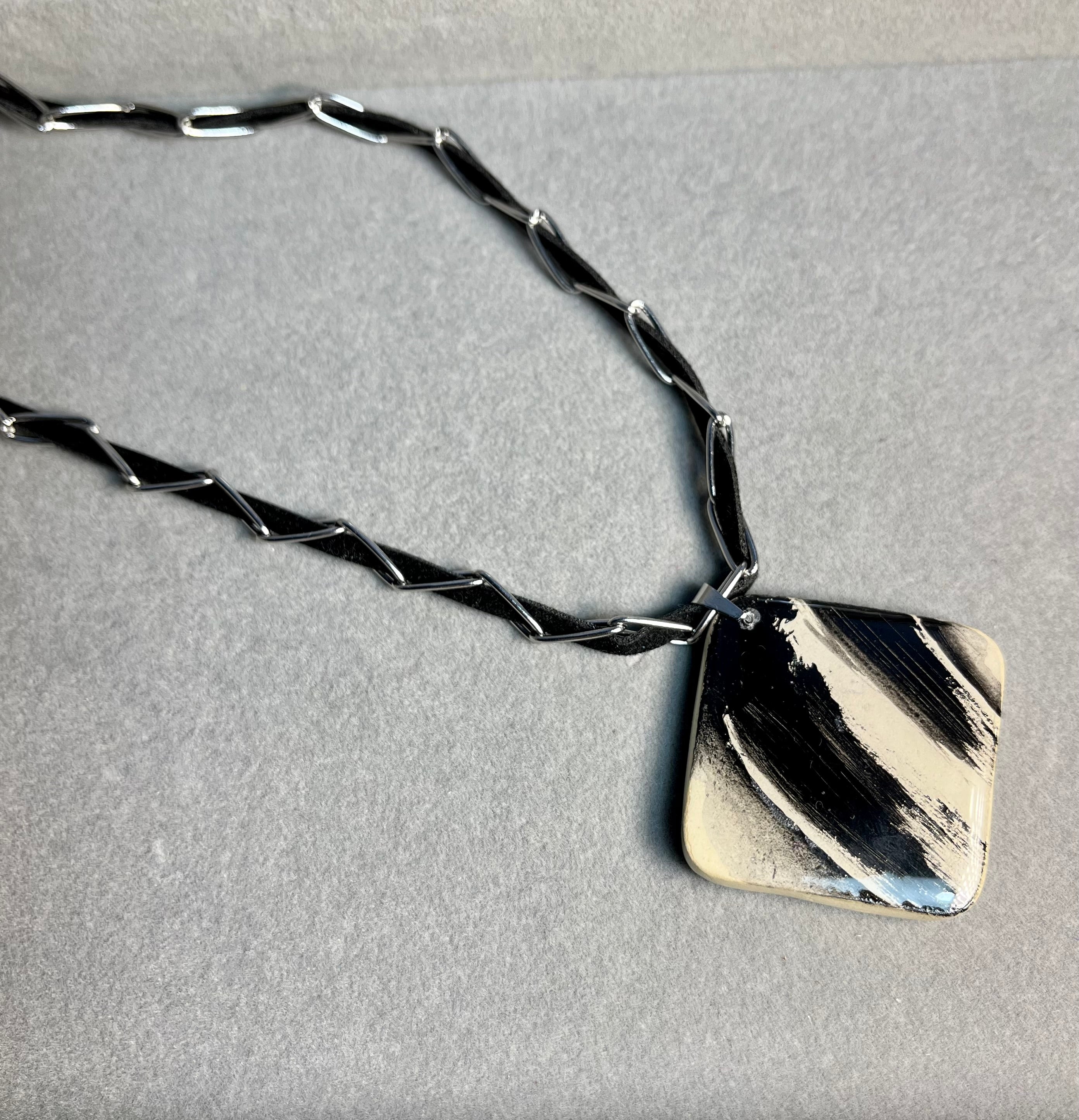 Черно върху бяло