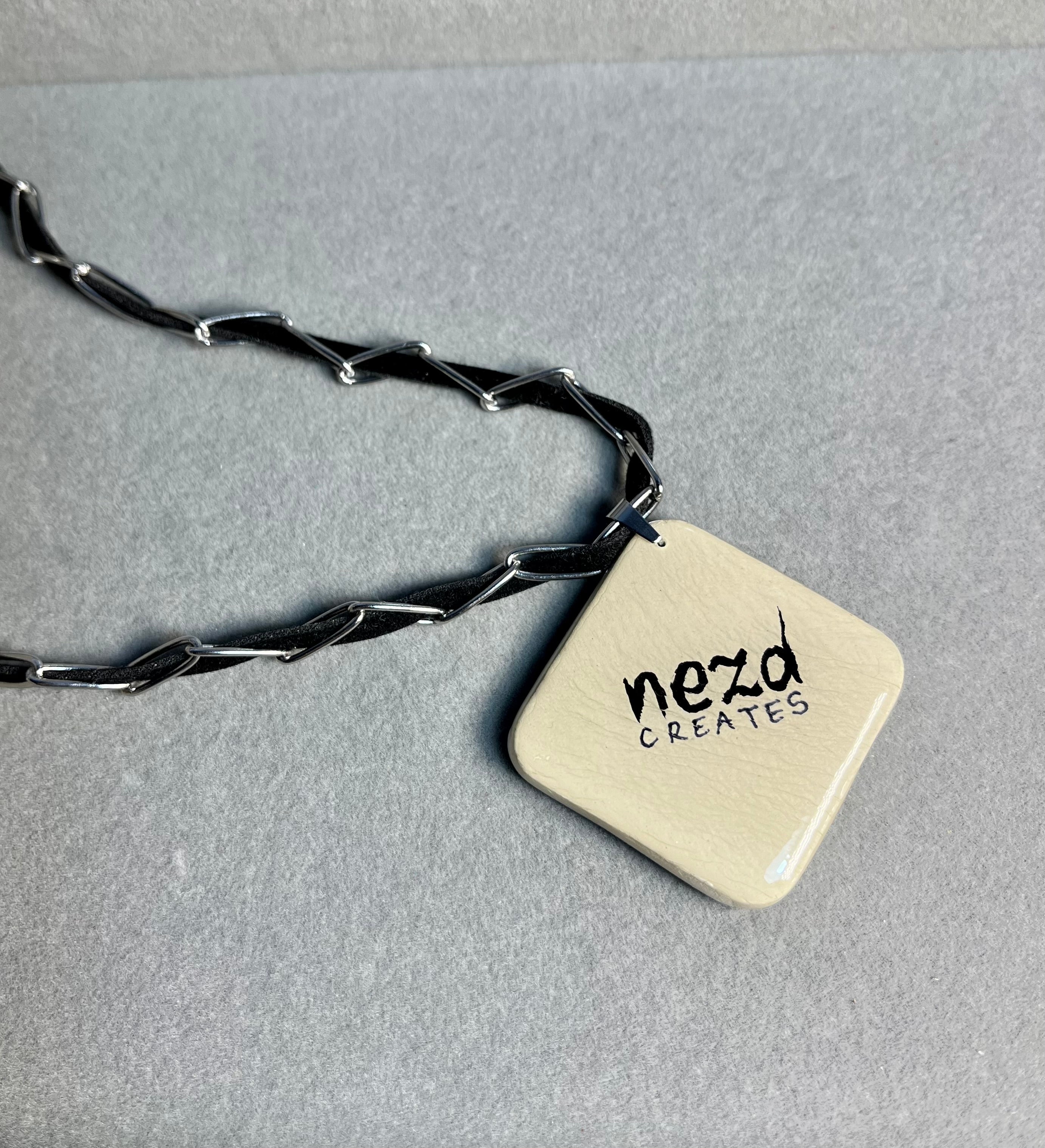 Черно върху бяло