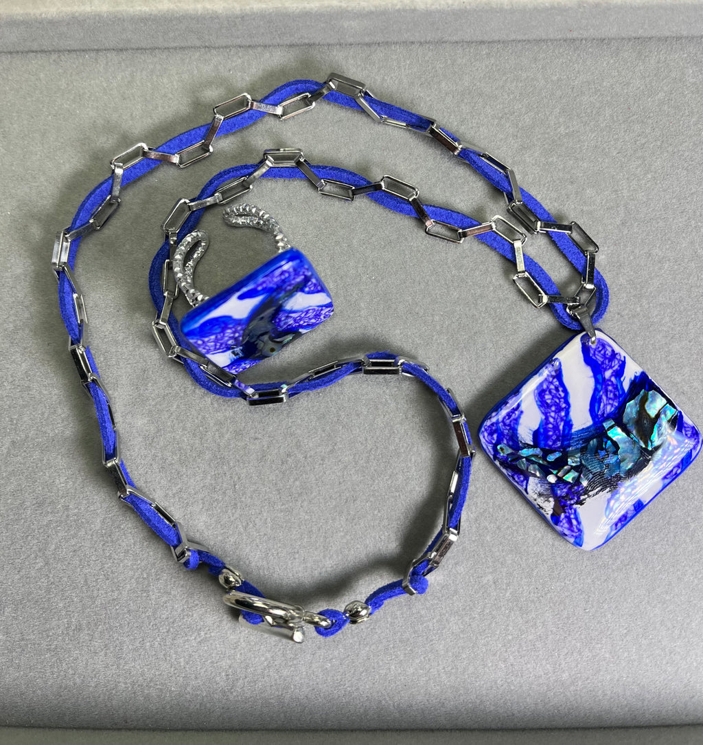 Изрисуван в синьо