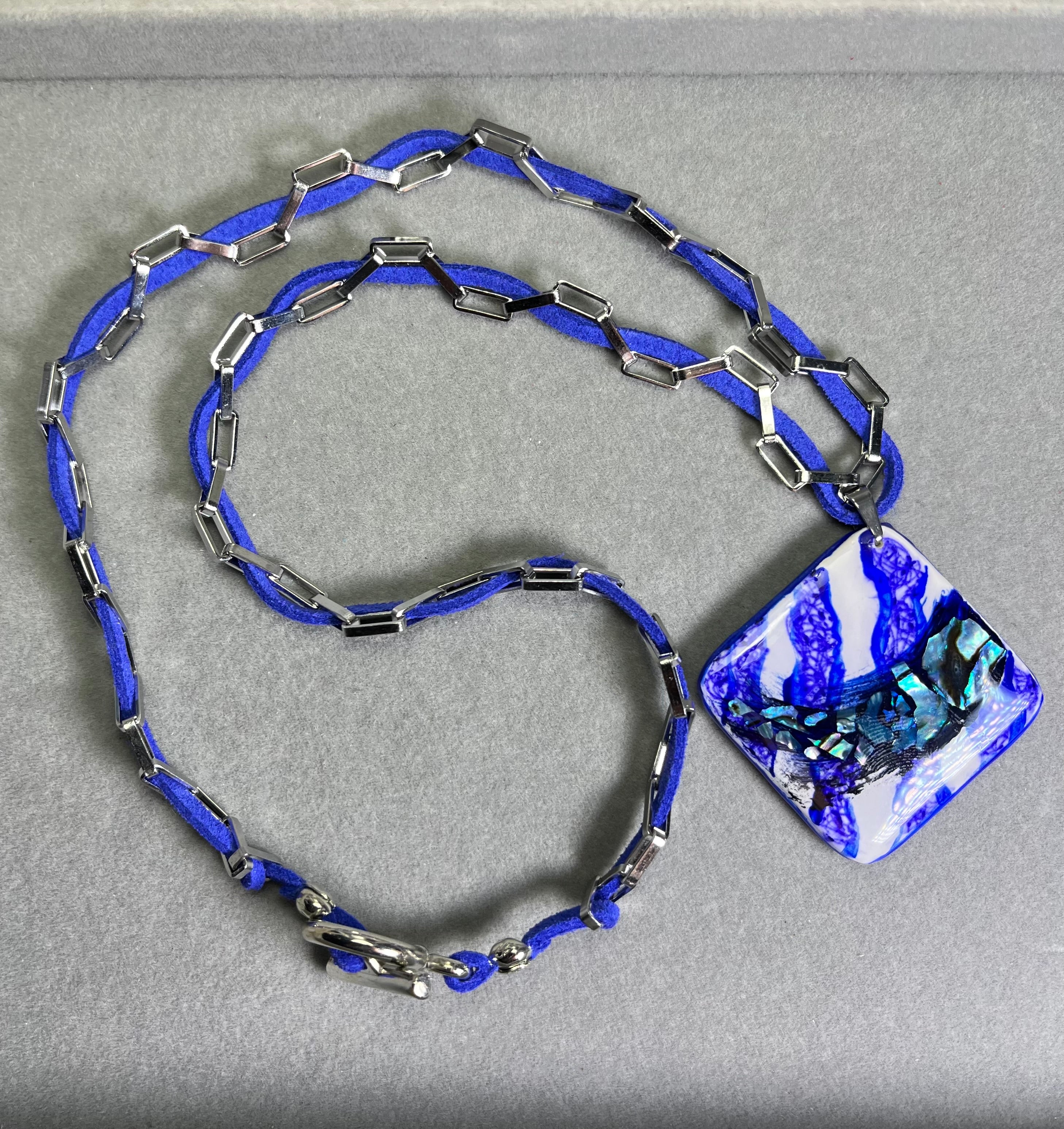 Изрисуван в синьо