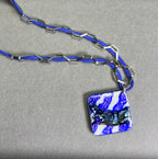 Изрисуван в синьо