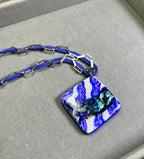 Изрисуван в синьо