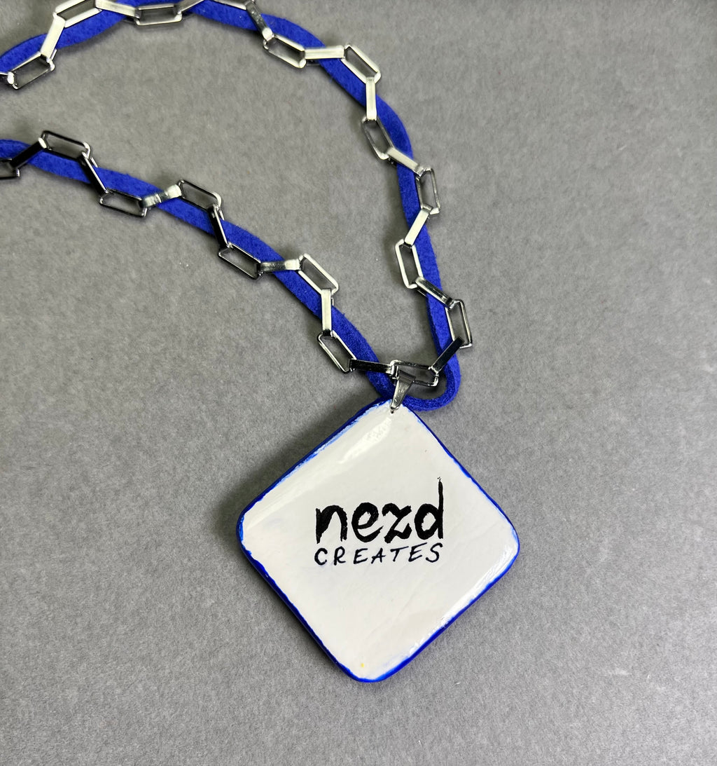 Изрисуван в синьо