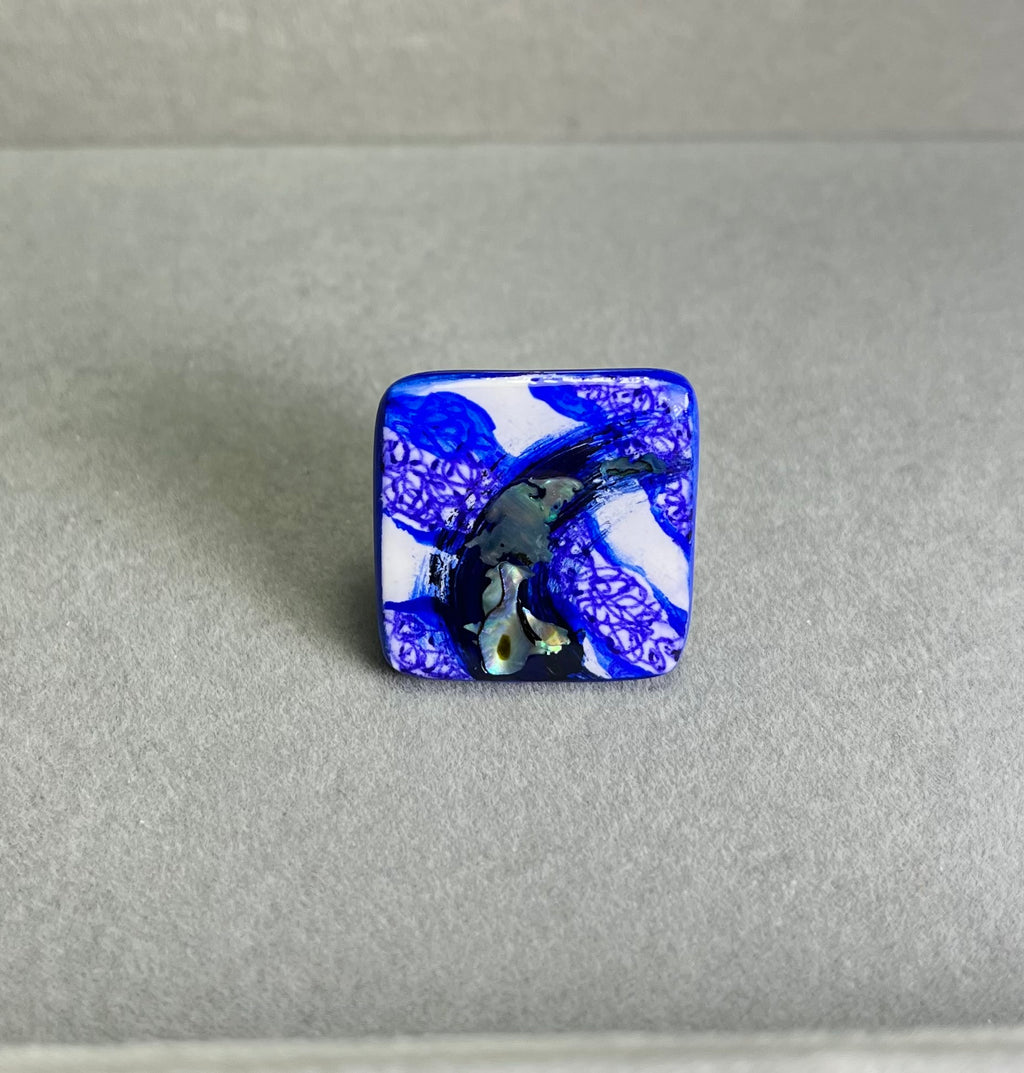 Изрисуван в синьо