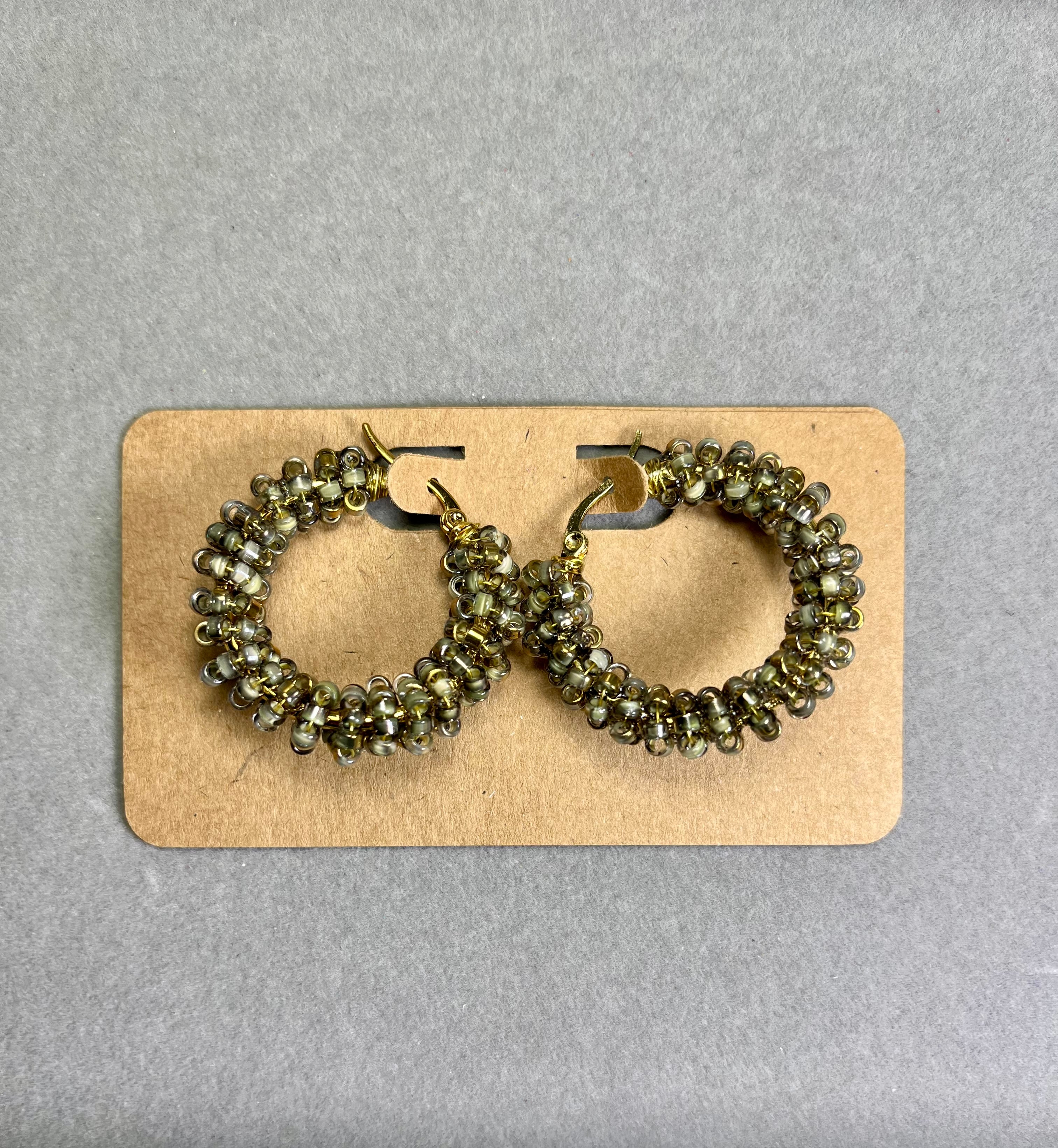 Нежно златист