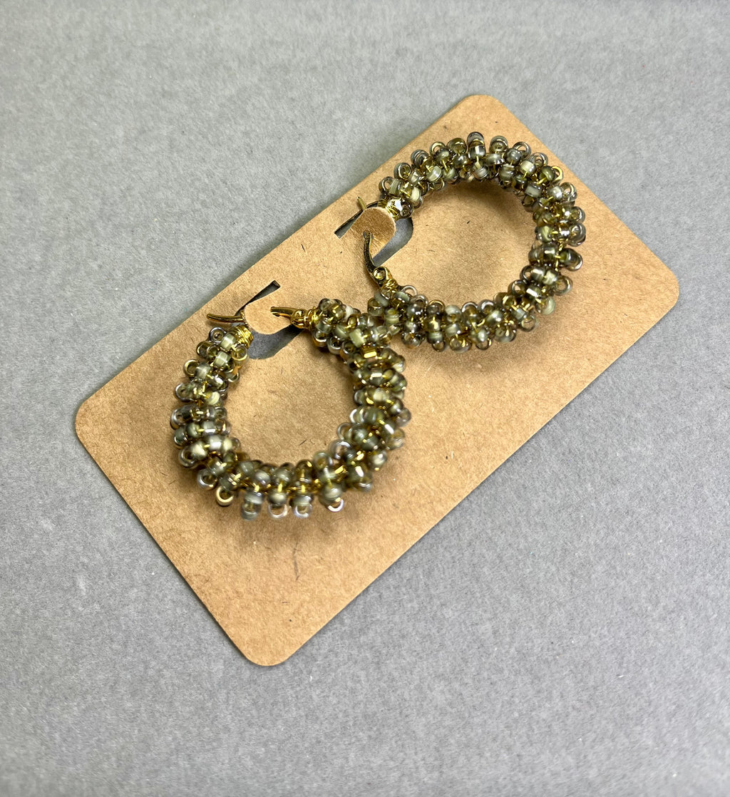 Нежно златист