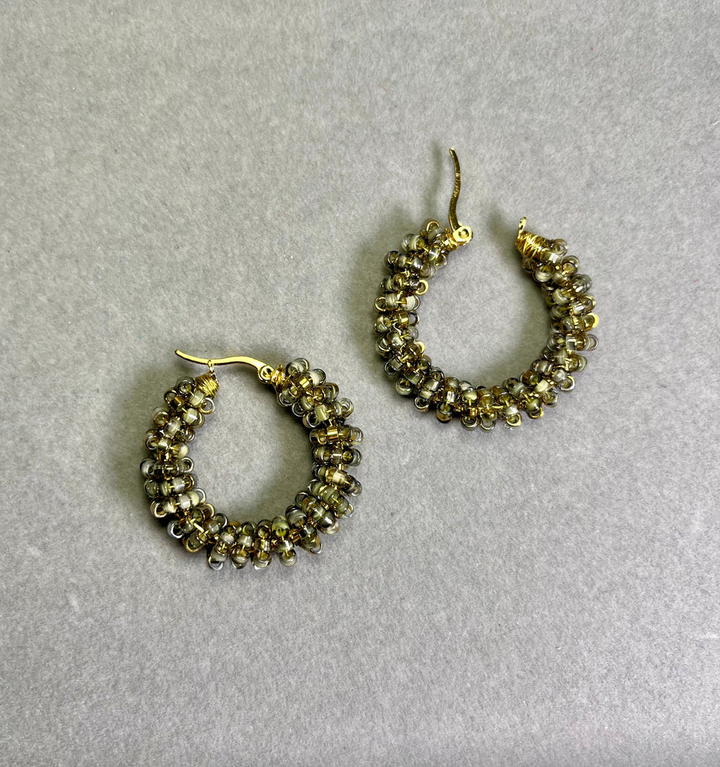 Нежно златист